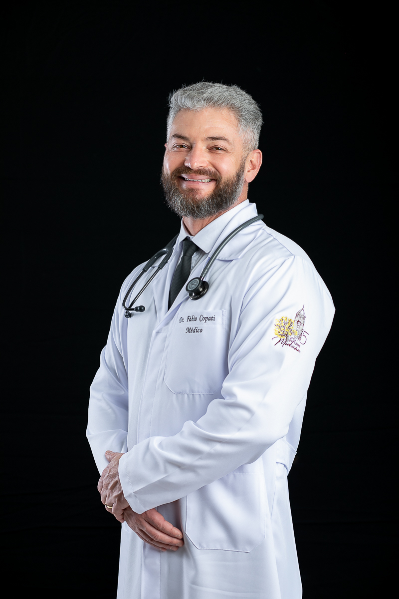 ensaio-fotografico-de-formatura-fotos-para-convite-de-formatura-faculdade-de-medicina-fotografo-de-convite-de-formatura-ensaio-fotografico-em-estudio-para-convite-de-formatura-ensaio-fotografico-individual-de-formatura-estudio-isabela-lobato-fotografia