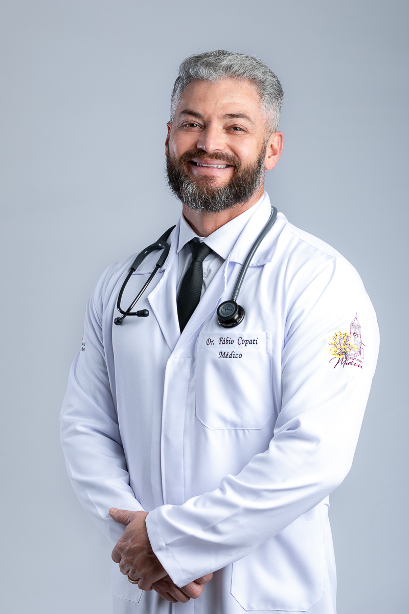 ensaio-fotografico-de-formatura-fotos-para-convite-de-formatura-faculdade-de-medicina-fotografo-de-convite-de-formatura-ensaio-fotografico-em-estudio-para-convite-de-formatura-ensaio-fotografico-individual-de-formatura-estudio-isabela-lobato-fotografia