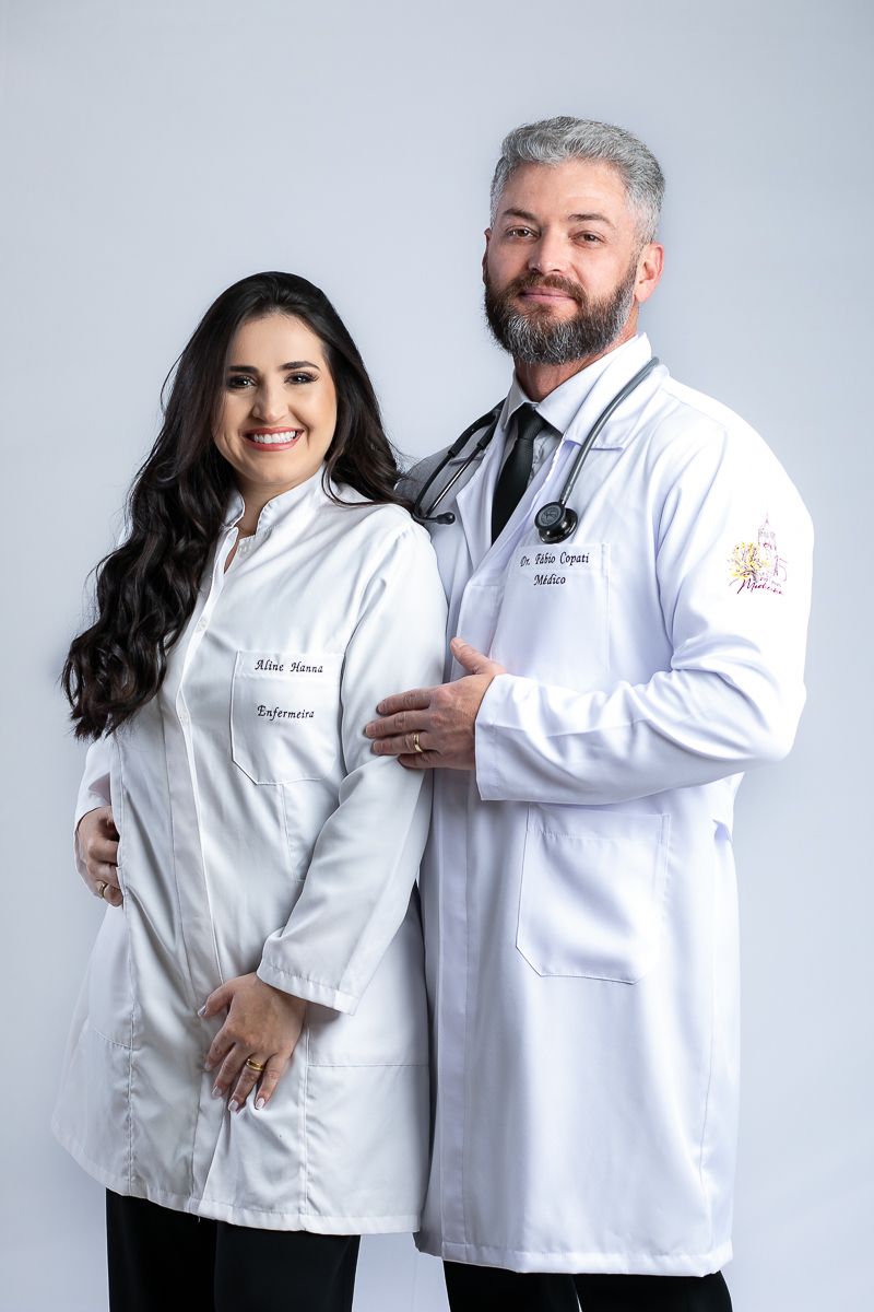 ensaio-fotografico-de-formatura-fotos-para-convite-de-formatura-faculdade-de-medicina-fotografo-de-convite-de-formatura-ensaio-fotografico-em-estudio-para-convite-de-formatura-ensaio-fotografico-individual-de-formatura-estudio-isabela-lobato-fotografia