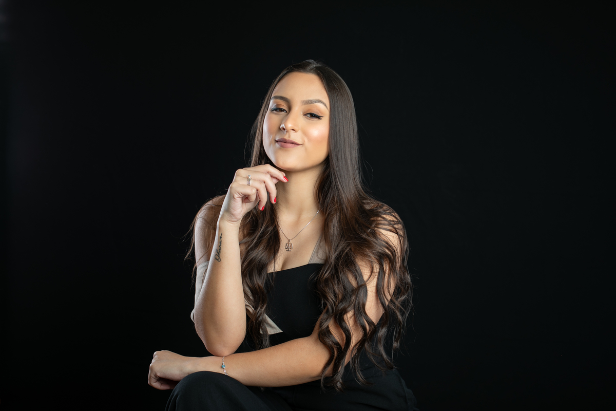 ensaio-fotografico-de-formatura-fotos-para-convite-de-formatura-faculdade-de-direito-fotografo-de-convite-de-formatura-ensaio-fotografico-em-estudio-para-convite-de-formatura-ensaio-fotografico-individual-de-formatura-estudio-isabela-lobato-fotografia