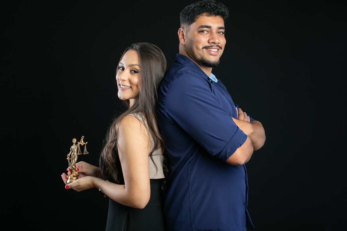 ensaio-fotografico-de-formatura-fotos-para-convite-de-formatura-faculdade-de-direito-fotografo-de-convite-de-formatura-ensaio-fotografico-em-estudio-para-convite-de-formatura-ensaio-fotografico-individual-de-formatura-estudio-isabela-lobato-fotografia