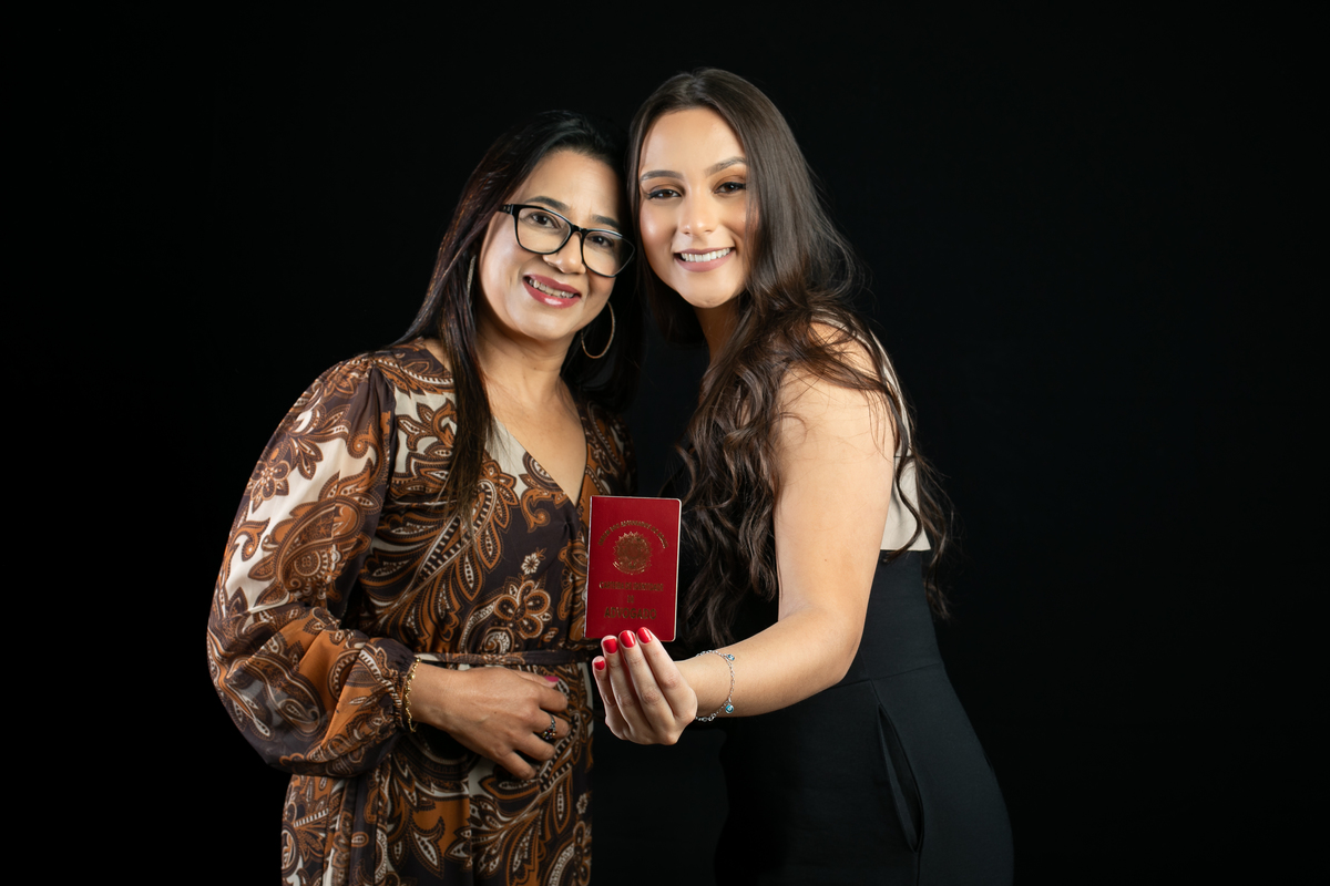 ensaio-fotografico-de-formatura-fotos-para-convite-de-formatura-faculdade-de-direito-fotografo-de-convite-de-formatura-ensaio-fotografico-em-estudio-para-convite-de-formatura-ensaio-fotografico-individual-de-formatura-estudio-isabela-lobato-fotografia