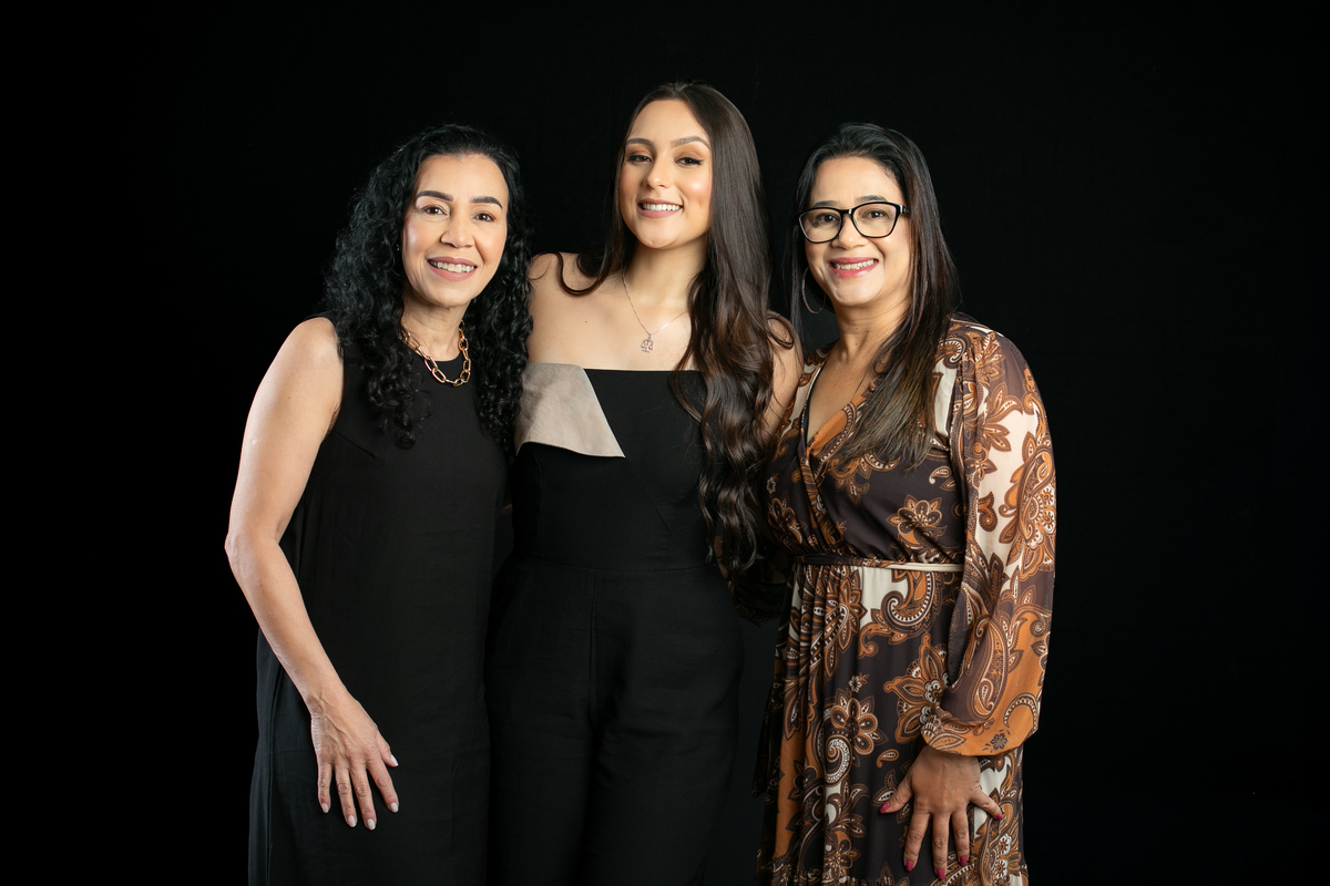 ensaio-fotografico-de-formatura-fotos-para-convite-de-formatura-faculdade-de-direito-fotografo-de-convite-de-formatura-ensaio-fotografico-em-estudio-para-convite-de-formatura-ensaio-fotografico-individual-de-formatura-estudio-isabela-lobato-fotografia