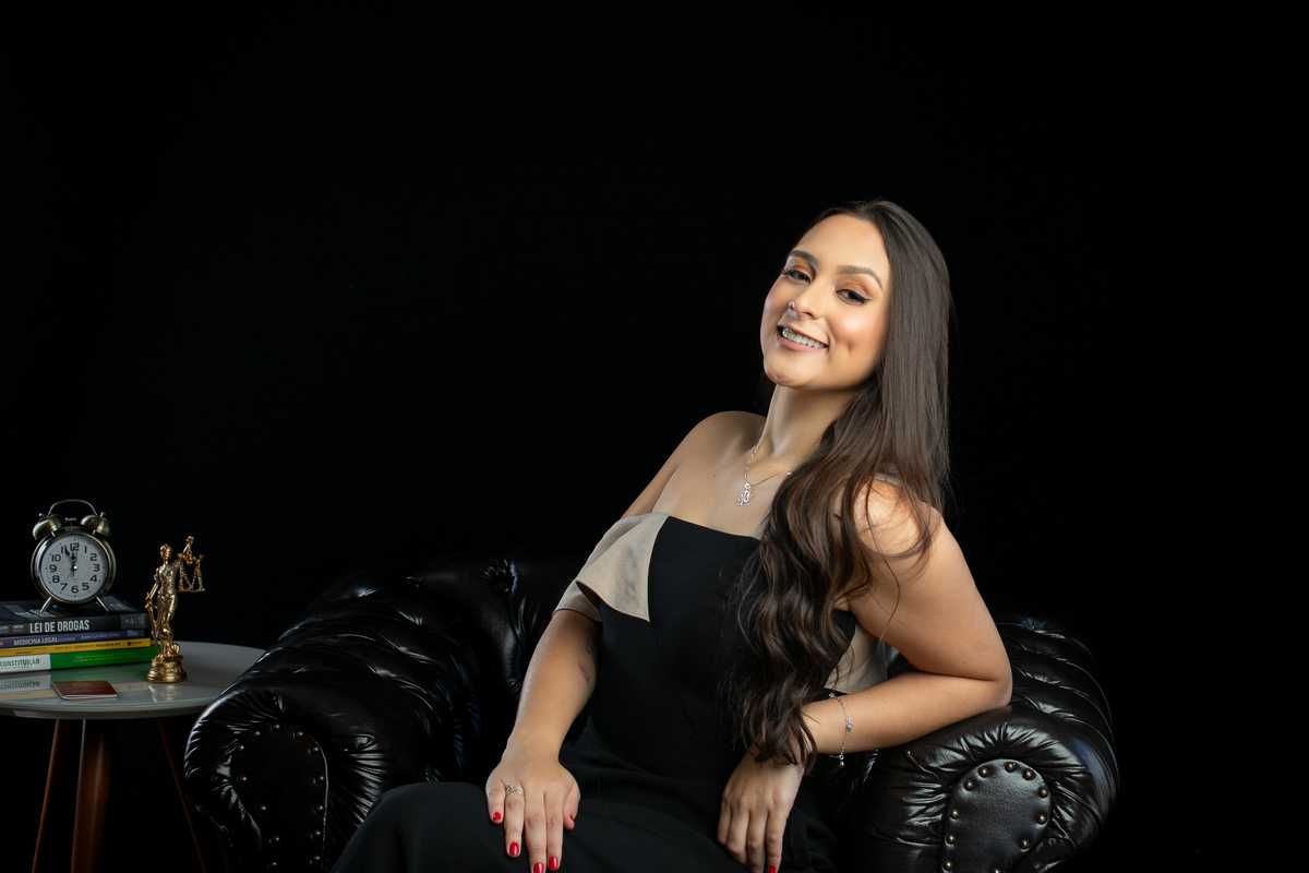 ensaio-fotografico-de-formatura-fotos-para-convite-de-formatura-faculdade-de-direito-fotografo-de-convite-de-formatura-ensaio-fotografico-em-estudio-para-convite-de-formatura-ensaio-fotografico-individual-de-formatura-estudio-isabela-lobato-fotografia