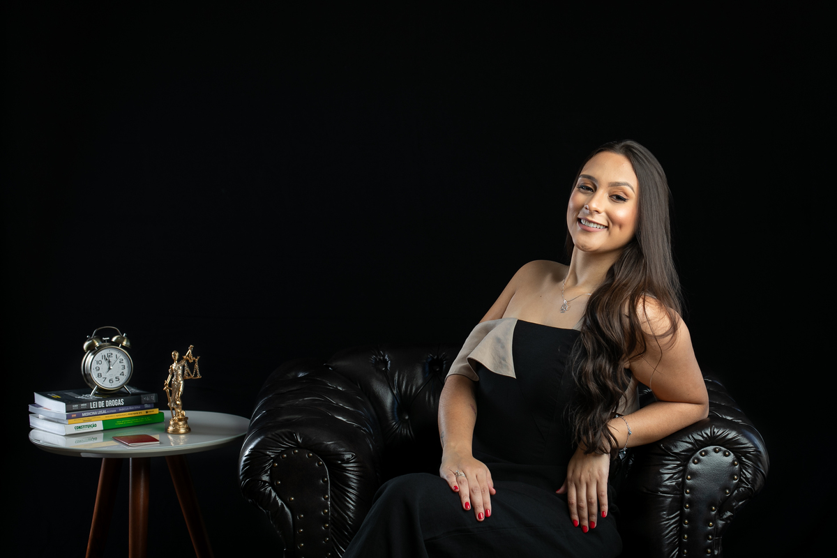 ensaio-fotografico-de-formatura-fotos-para-convite-de-formatura-faculdade-de-direito-fotografo-de-convite-de-formatura-ensaio-fotografico-em-estudio-para-convite-de-formatura-ensaio-fotografico-individual-de-formatura-estudio-isabela-lobato-fotografia