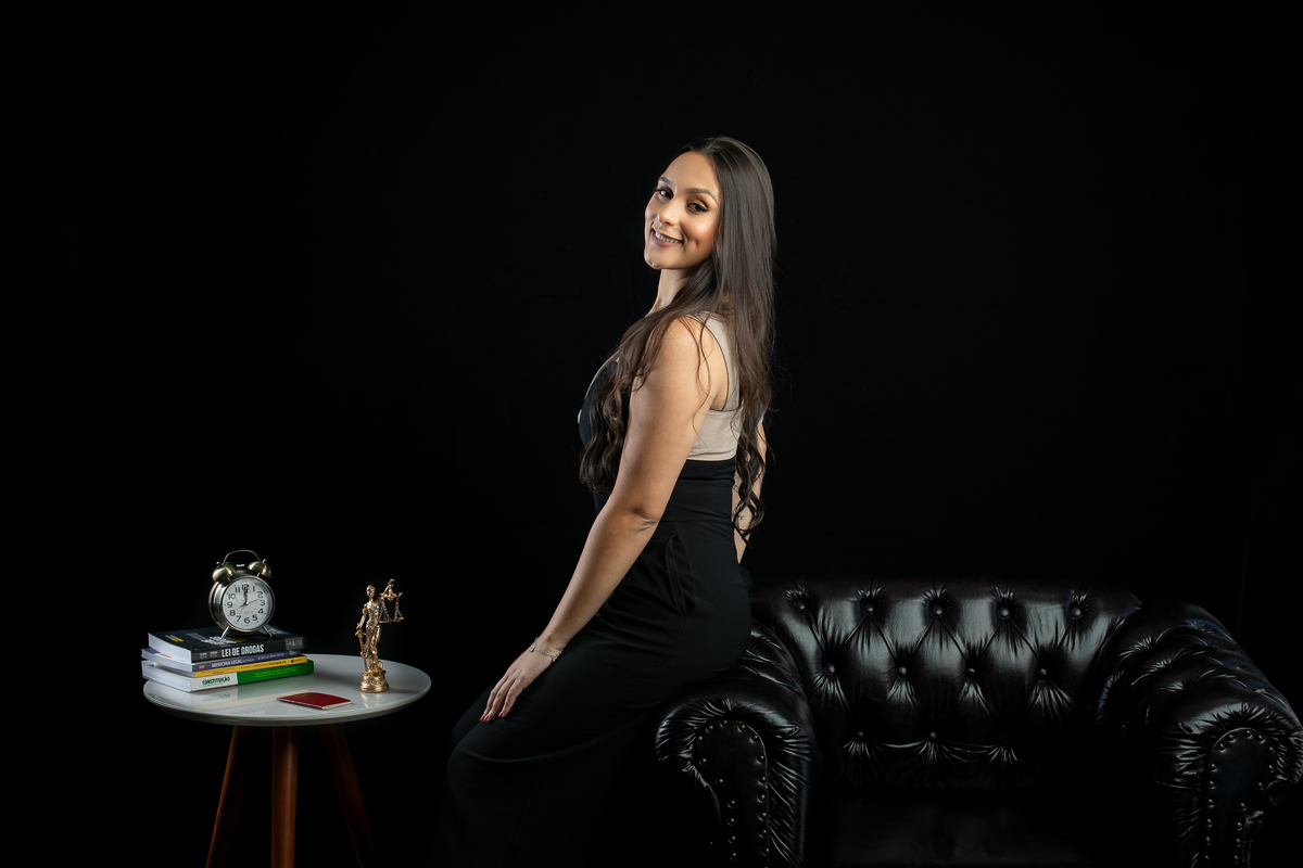 ensaio-fotografico-de-formatura-fotos-para-convite-de-formatura-faculdade-de-direito-fotografo-de-convite-de-formatura-ensaio-fotografico-em-estudio-para-convite-de-formatura-ensaio-fotografico-individual-de-formatura-estudio-isabela-lobato-fotografia