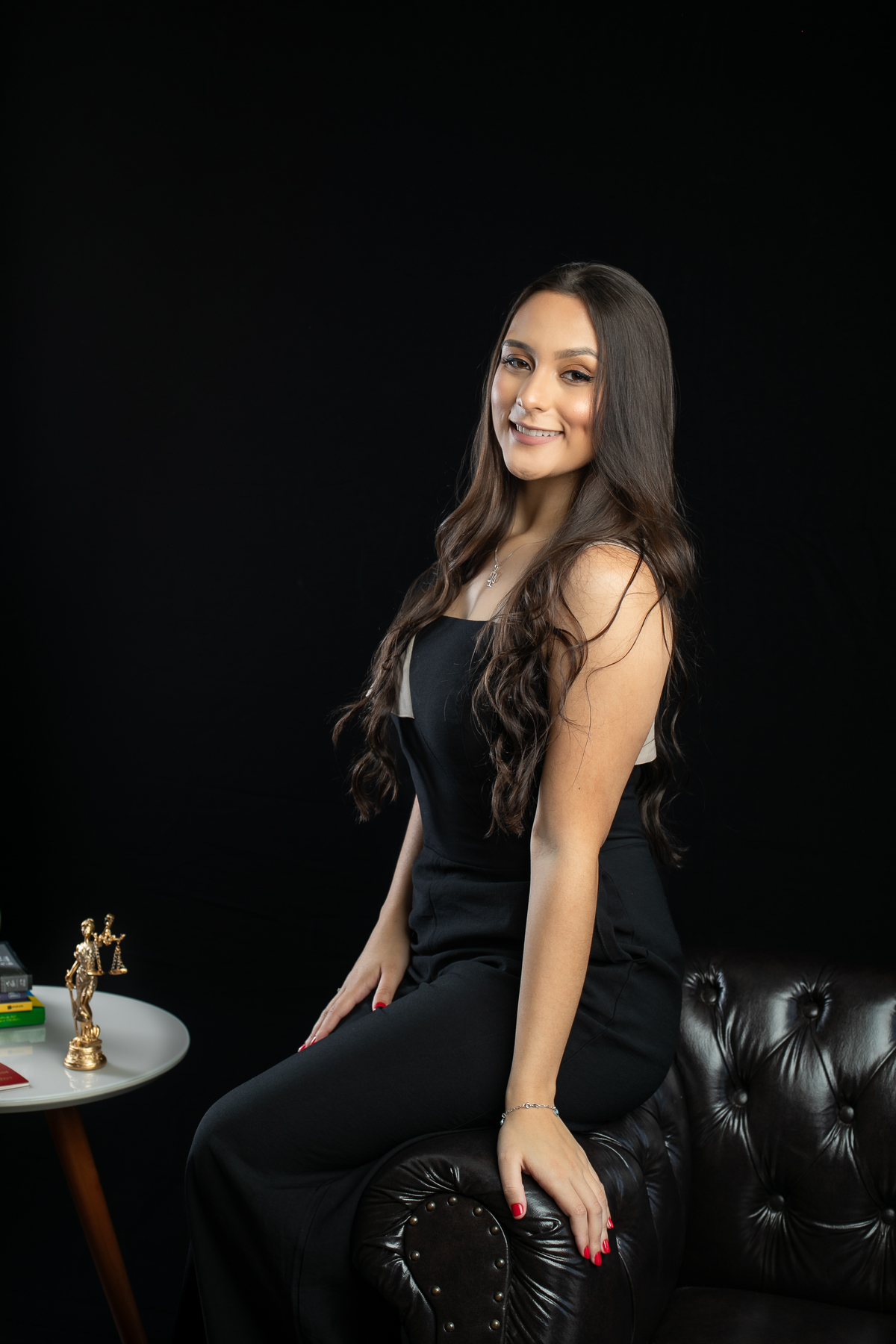 ensaio-fotografico-de-formatura-fotos-para-convite-de-formatura-faculdade-de-direito-fotografo-de-convite-de-formatura-ensaio-fotografico-em-estudio-para-convite-de-formatura-ensaio-fotografico-individual-de-formatura-estudio-isabela-lobato-fotografia