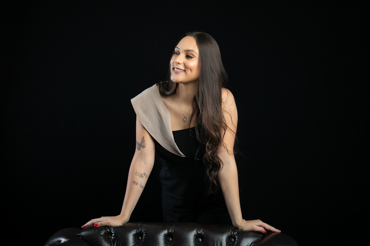 ensaio-fotografico-de-formatura-fotos-para-convite-de-formatura-faculdade-de-direito-fotografo-de-convite-de-formatura-ensaio-fotografico-em-estudio-para-convite-de-formatura-ensaio-fotografico-individual-de-formatura-estudio-isabela-lobato-fotografia