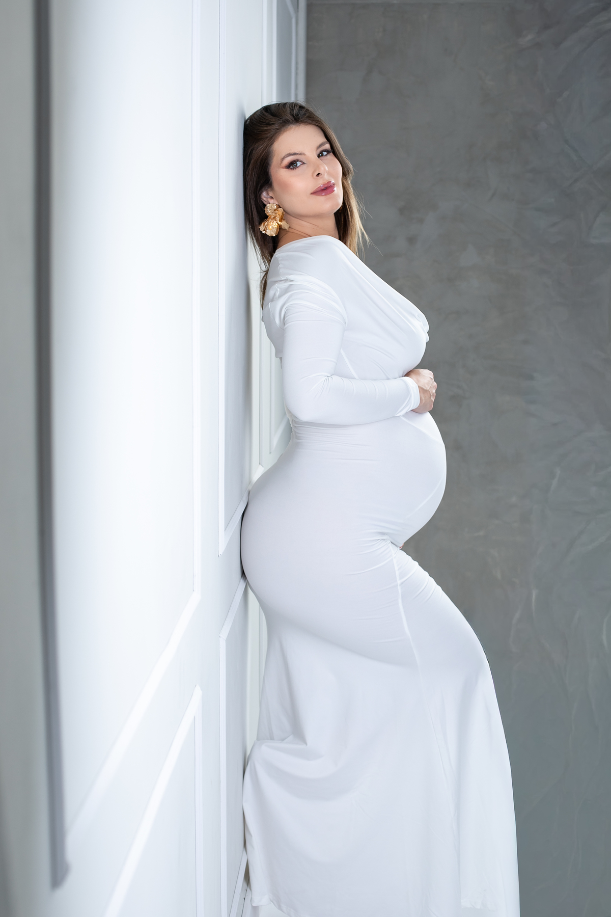 ensaio-fotografico-gestante-em-estudio-pregnancy-photo-shoot-studio-pregnancy-ensaio-gestante-com-flores-naturais-ideia-de-poses-para-foto-de-gestantes-ideia-de-roupas-para-ensaio-gestante-em-estudio-fotografa-de-gestante-em-barbacena-isabela-lobato-fotos