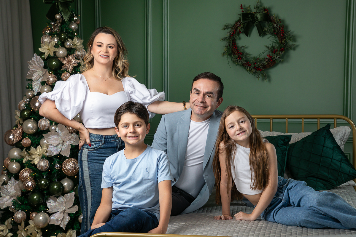 campanha-fotografica-de-natal-cenario-fotografico-de-natal-ideia-de-cenario-de-natal-fundo-fotografico-de-natal-fotos-de-natal-ideias-de-arvore-de-natal-fotos-de-natal-em-familia-natal-2025-tendencias-fotografo-em-barbcena-estudio-de-fotos-isabela-lobato