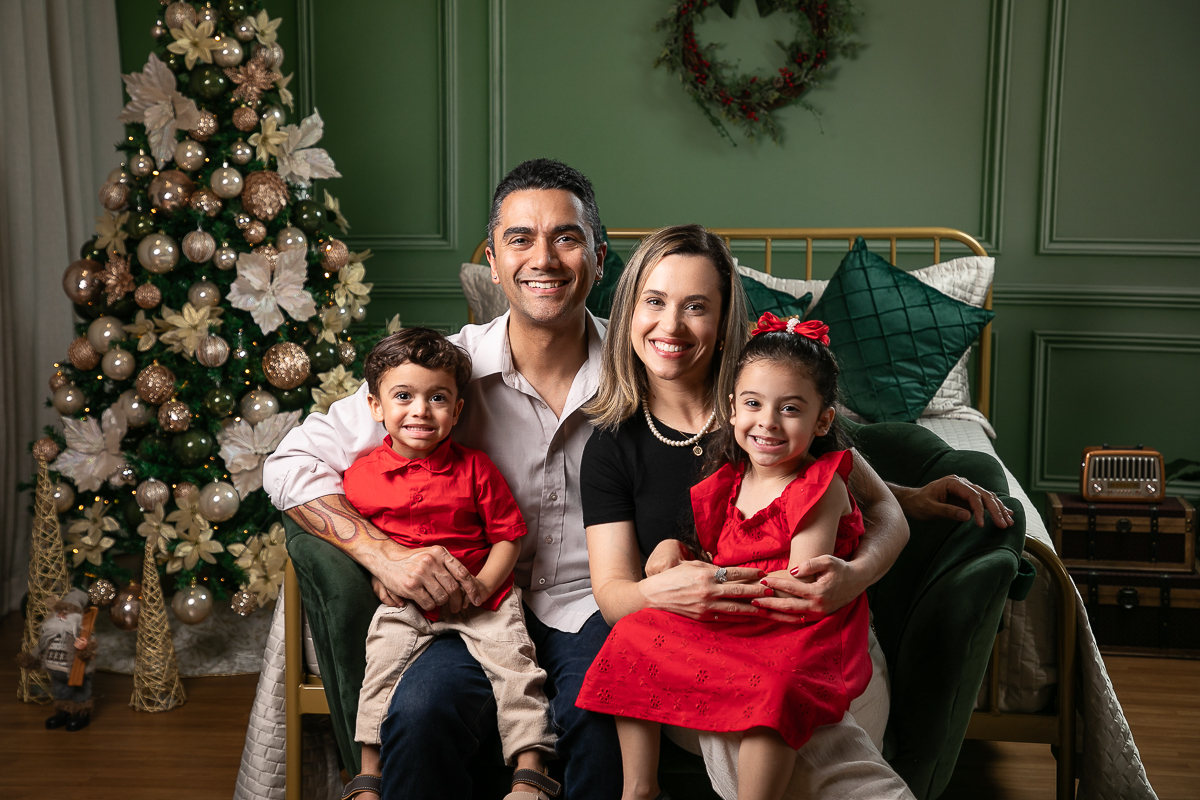 campanha-fotografica-de-natal-cenario-fotografico-de-natal-ideia-de-cenario-de-natal-fundo-fotografico-de-natal-fotos-de-natal-ideias-de-arvore-de-natal-fotos-de-natal-em-familia-natal-2025-tendencias-fotografo-em-barbcena-estudio-de-fotos-isabela-lobato