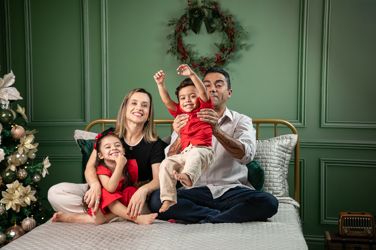campanha-fotografica-de-natal-cenario-fotografico-de-natal-ideia-de-cenario-de-natal-fundo-fotografico-de-natal-fotos-de-natal-ideias-de-arvore-de-natal-fotos-de-natal-em-familia-natal-2025-tendencias-fotografo-em-barbcena-estudio-de-fotos-isabela-lobato