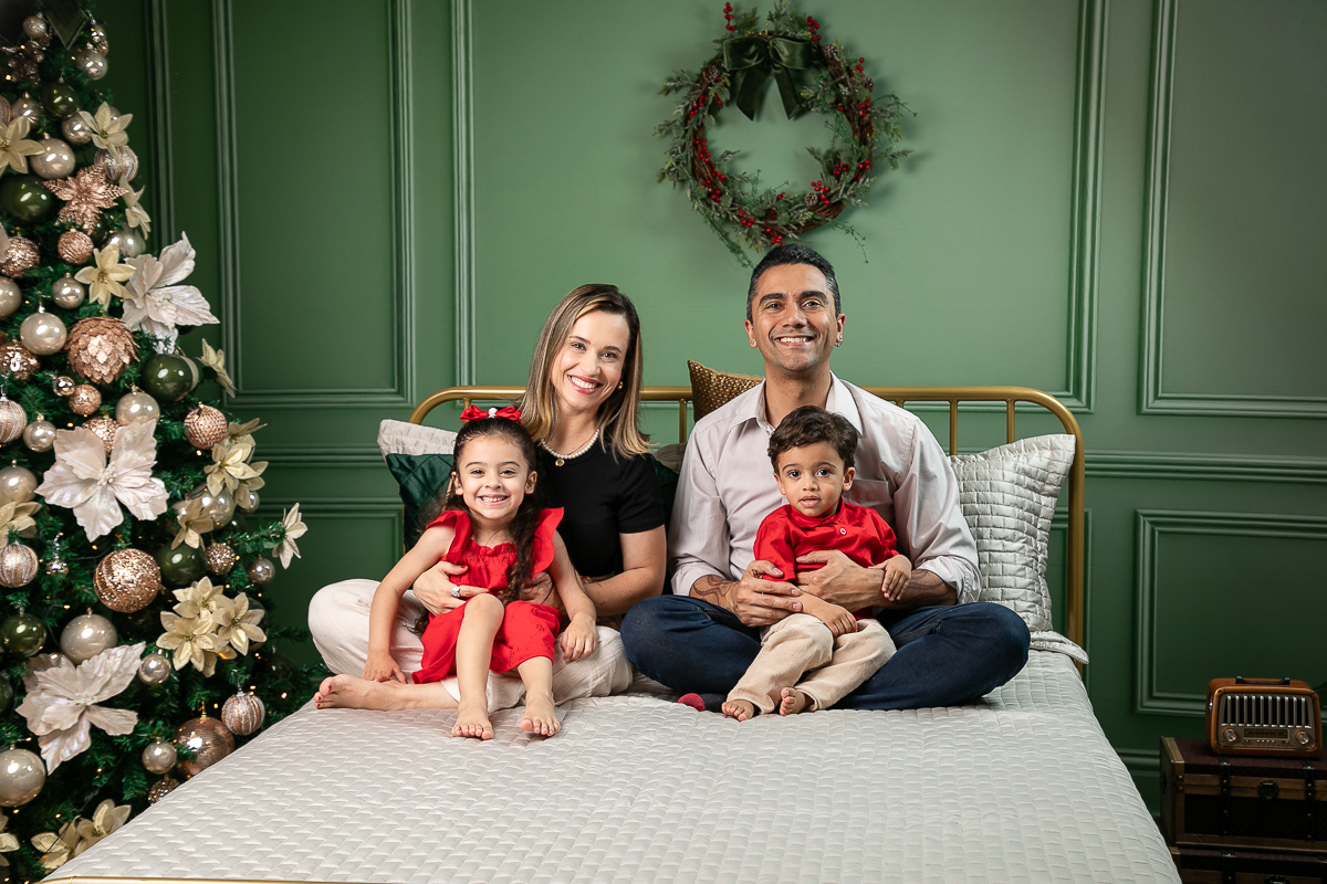 campanha-fotografica-de-natal-cenario-fotografico-de-natal-ideia-de-cenario-de-natal-fundo-fotografico-de-natal-fotos-de-natal-ideias-de-arvore-de-natal-fotos-de-natal-em-familia-natal-2025-tendencias-fotografo-em-barbcena-estudio-de-fotos-isabela-lobato