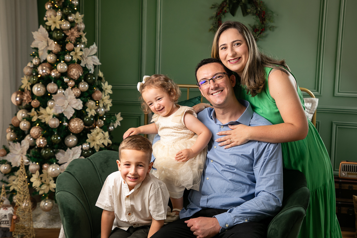campanha-fotografica-de-natal-cenario-fotografico-de-natal-ideia-de-cenario-de-natal-fundo-fotografico-de-natal-fotos-de-natal-ideias-de-arvore-de-natal-fotos-de-natal-em-familia-natal-2025-tendencias-fotografo-em-barbcena-estudio-de-fotos-isabela-lobato