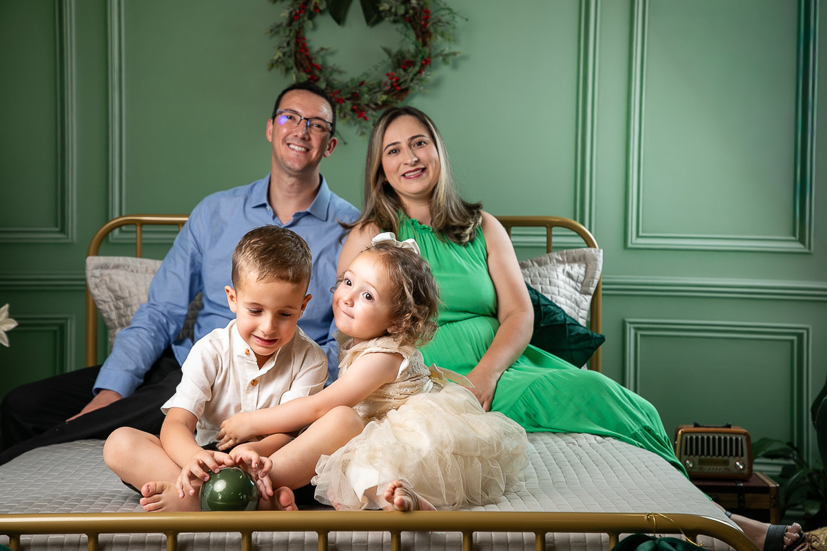 campanha-fotografica-de-natal-cenario-fotografico-de-natal-ideia-de-cenario-de-natal-fundo-fotografico-de-natal-fotos-de-natal-ideias-de-arvore-de-natal-fotos-de-natal-em-familia-natal-2025-tendencias-fotografo-em-barbcena-estudio-de-fotos-isabela-lobato