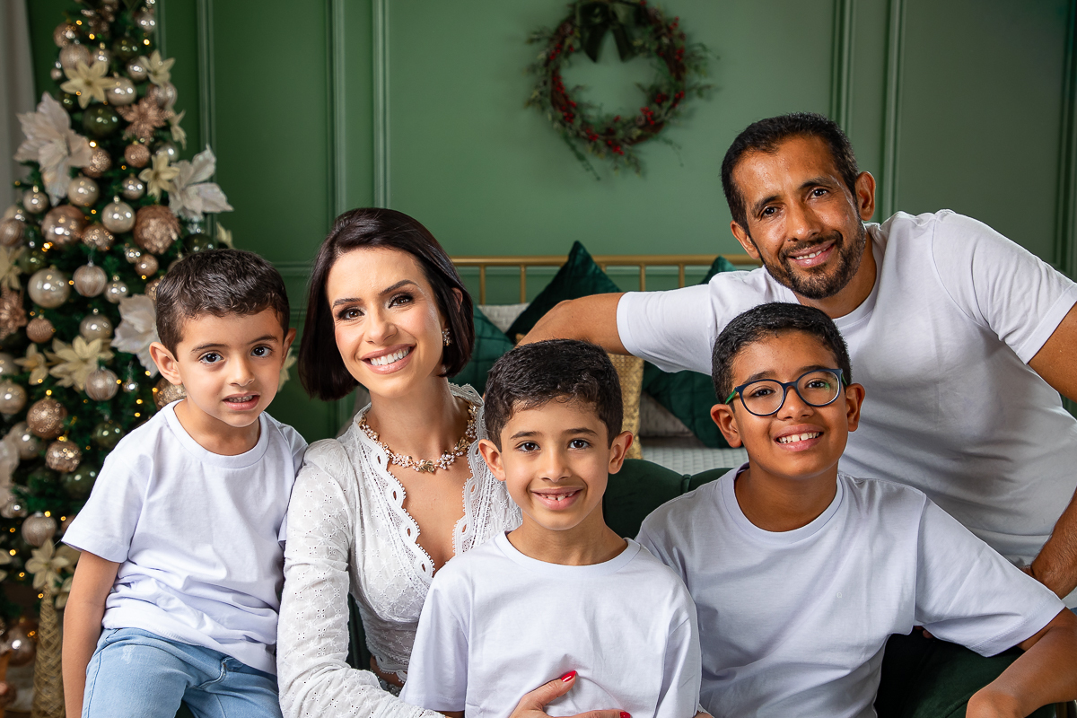 campanha-fotografica-de-natal-cenario-fotografico-de-natal-ideia-de-cenario-de-natal-fundo-fotografico-de-natal-fotos-de-natal-ideias-de-arvore-de-natal-fotos-de-natal-em-familia-natal-2025-tendencias-fotografo-em-barbcena-estudio-de-fotos-isabela-lobato