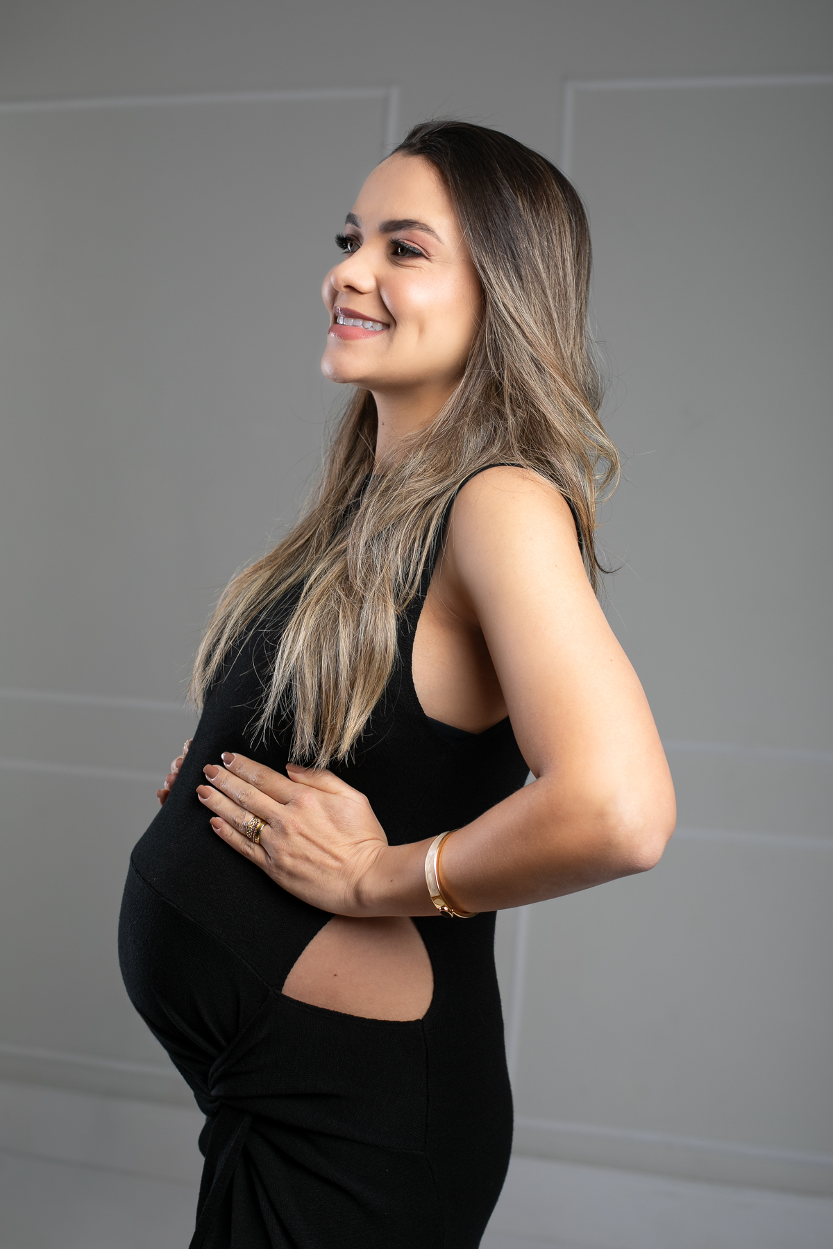 ensaio-fotografico-gestante-em-estudio-pregnancy-photo-shoot-studio-pregnancy-ensaio-gestante-com-flores-naturais-ideia-de-poses-para-foto-de-gestantes-ideia-de-roupas-para-ensaio-gestante-em-estudio-fotografa-de-gestante-em-barbacena-isabela-lobato-fotos