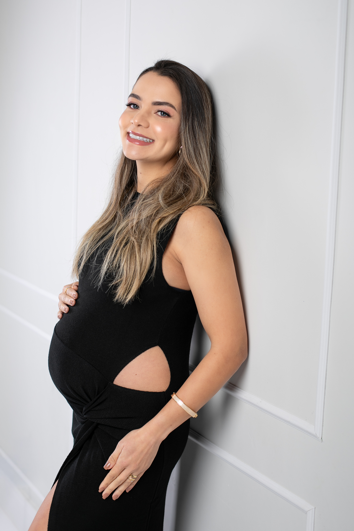 ensaio-fotografico-gestante-em-estudio-pregnancy-photo-shoot-studio-pregnancy-ensaio-gestante-com-flores-naturais-ideia-de-poses-para-foto-de-gestantes-ideia-de-roupas-para-ensaio-gestante-em-estudio-fotografa-de-gestante-em-barbacena-isabela-lobato-fotos