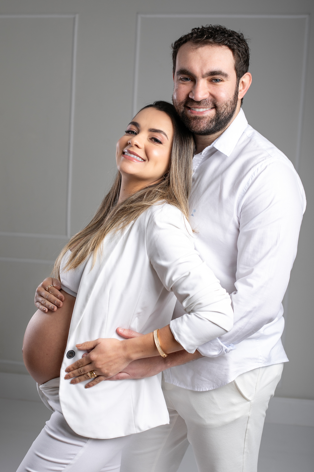 ensaio-fotografico-gestante-em-estudio-pregnancy-photo-shoot-studio-pregnancy-ensaio-gestante-com-flores-naturais-ideia-de-poses-para-foto-de-gestantes-ideia-de-roupas-para-ensaio-gestante-em-estudio-fotografa-de-gestante-em-barbacena-isabela-lobato-fotos