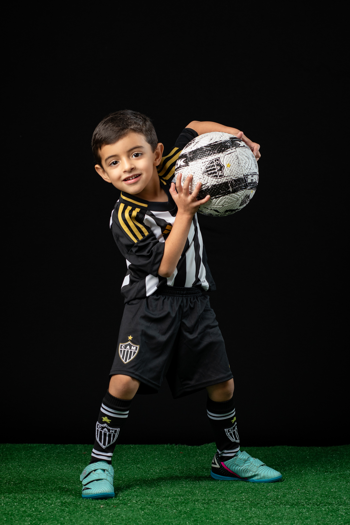 jogador-mirim-galo-galoucura-mirim-bola-oficial-do-galo-jogador-do-galo-Hulck-torcida-mirim-do-clube-atletico-mineiro-ensaio-fotografico-jogador-de-futebol-em-estudio-camisa-oficial-do-galo-torcida-da-massa-a-massa-mirim-fotografa-do-galo-isabela-lobato