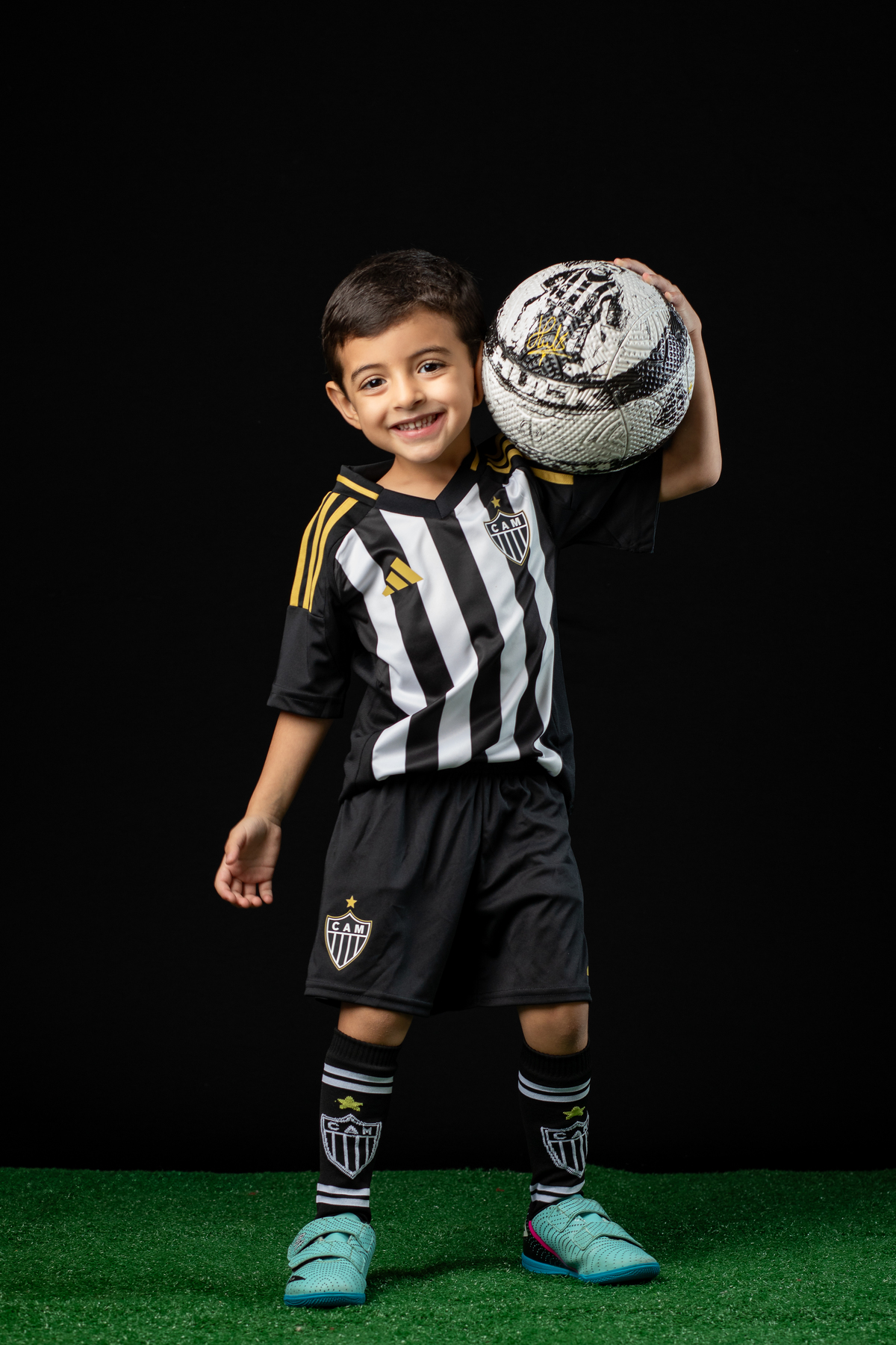 jogador-mirim-galo-galoucura-mirim-bola-oficial-do-galo-jogador-do-galo-Hulck-torcida-mirim-do-clube-atletico-mineiro-ensaio-fotografico-jogador-de-futebol-em-estudio-camisa-oficial-do-galo-torcida-da-massa-a-massa-mirim-fotografa-do-galo-isabela-lobato