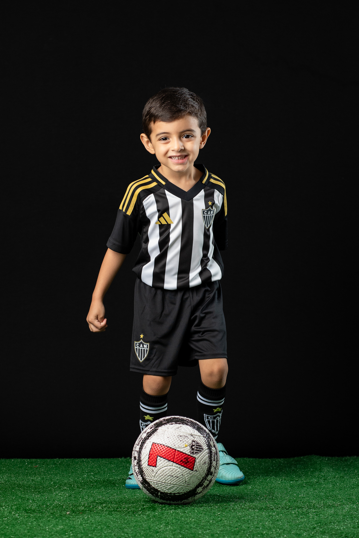 jogador-mirim-galo-galoucura-mirim-bola-oficial-do-galo-jogador-do-galo-Hulck-torcida-mirim-do-clube-atletico-mineiro-ensaio-fotografico-jogador-de-futebol-em-estudio-camisa-oficial-do-galo-torcida-da-massa-a-massa-mirim-fotografa-do-galo-isabela-lobato