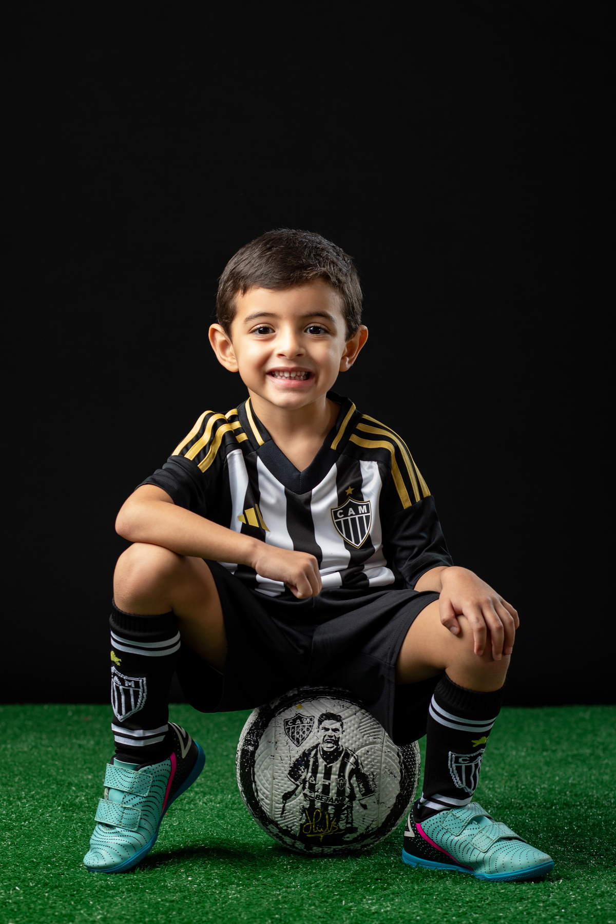 jogador-mirim-galo-galoucura-mirim-bola-oficial-do-galo-jogador-do-galo-Hulck-torcida-mirim-do-clube-atletico-mineiro-ensaio-fotografico-jogador-de-futebol-em-estudio-camisa-oficial-do-galo-torcida-da-massa-a-massa-mirim-fotografa-do-galo-isabela-lobato