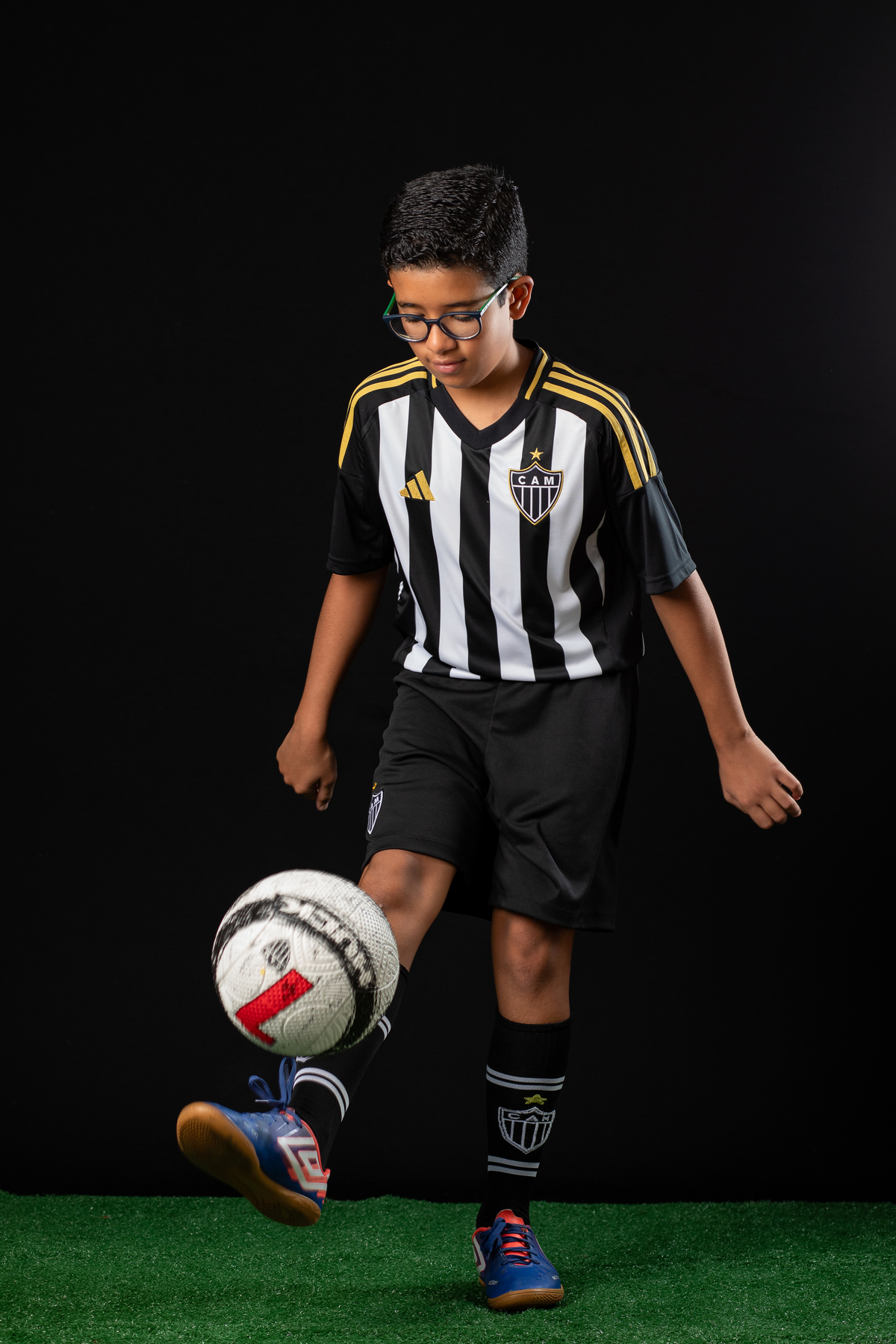 jogador-mirim-galo-galoucura-mirim-bola-oficial-do-galo-jogador-do-galo-Hulck-torcida-mirim-do-clube-atletico-mineiro-ensaio-fotografico-jogador-de-futebol-em-estudio-camisa-oficial-do-galo-torcida-da-massa-a-massa-mirim-fotografa-do-galo-isabela-lobato