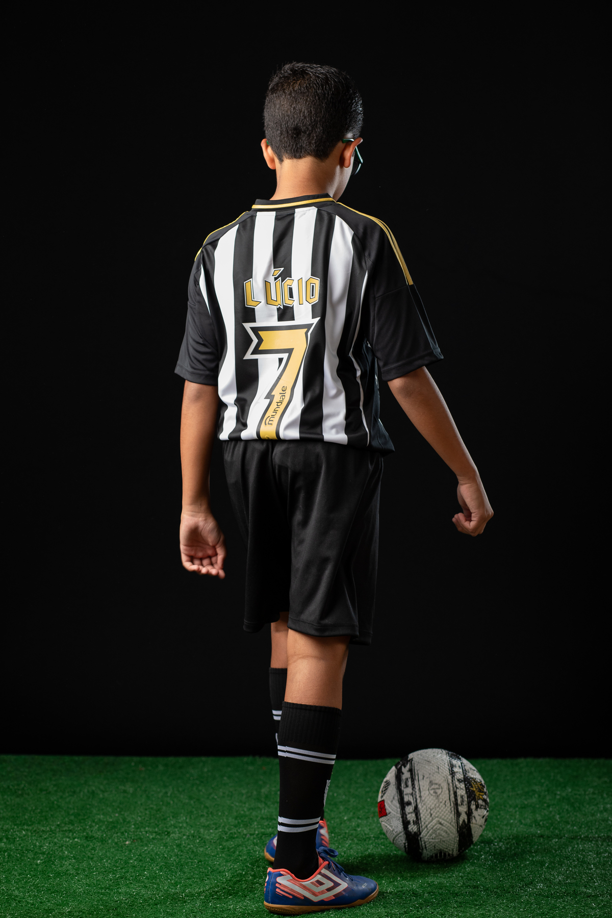 jogador-mirim-galo-galoucura-mirim-bola-oficial-do-galo-jogador-do-galo-Hulck-torcida-mirim-do-clube-atletico-mineiro-ensaio-fotografico-jogador-de-futebol-em-estudio-camisa-oficial-do-galo-torcida-da-massa-a-massa-mirim-fotografa-do-galo-isabela-lobato