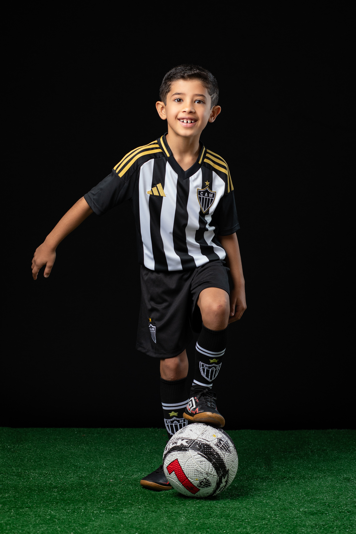 jogador-mirim-galo-galoucura-mirim-bola-oficial-do-galo-jogador-do-galo-Hulck-torcida-mirim-do-clube-atletico-mineiro-ensaio-fotografico-jogador-de-futebol-em-estudio-camisa-oficial-do-galo-torcida-da-massa-a-massa-mirim-fotografa-do-galo-isabela-lobato