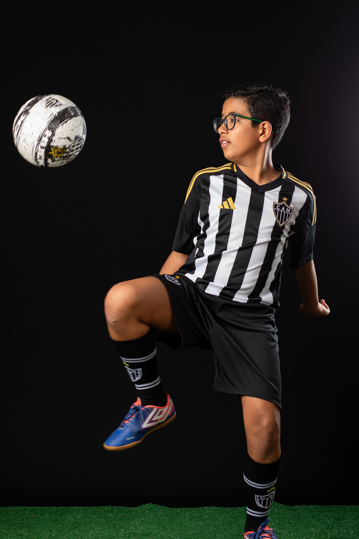 jogador-mirim-galo-galoucura-mirim-bola-oficial-do-galo-jogador-do-galo-Hulck-torcida-mirim-do-clube-atletico-mineiro-ensaio-fotografico-jogador-de-futebol-em-estudio-camisa-oficial-do-galo-torcida-da-massa-a-massa-mirim-fotografa-do-galo-isabela-lobato