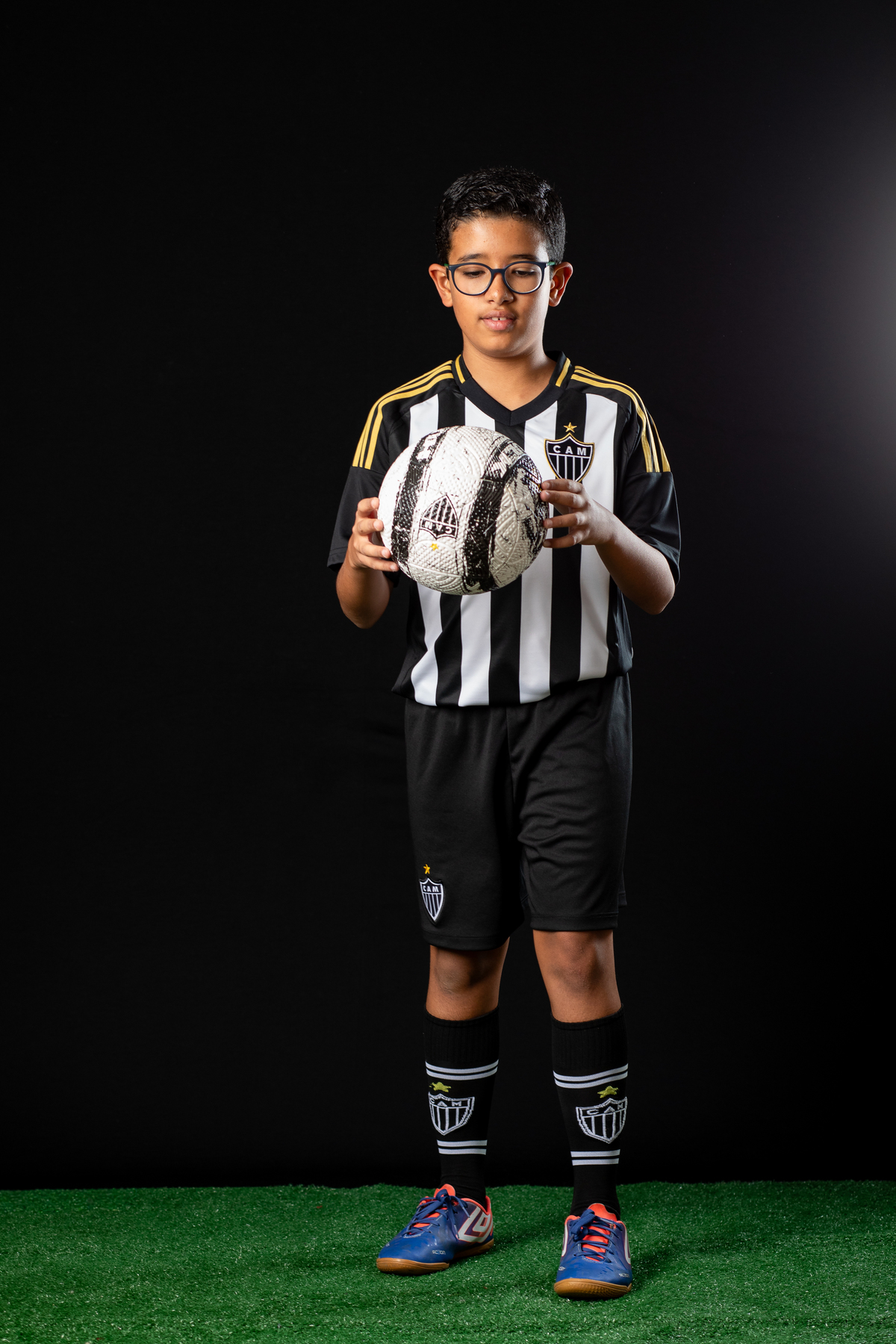 jogador-mirim-galo-galoucura-mirim-bola-oficial-do-galo-jogador-do-galo-Hulck-torcida-mirim-do-clube-atletico-mineiro-ensaio-fotografico-jogador-de-futebol-em-estudio-camisa-oficial-do-galo-torcida-da-massa-a-massa-mirim-fotografa-do-galo-isabela-lobato