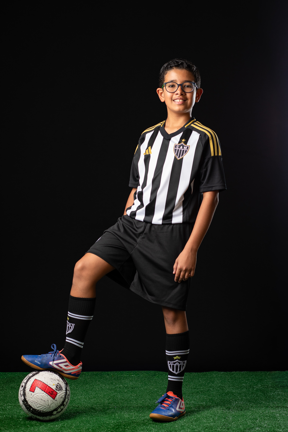 jogador-mirim-galo-galoucura-mirim-bola-oficial-do-galo-jogador-do-galo-Hulck-torcida-mirim-do-clube-atletico-mineiro-ensaio-fotografico-jogador-de-futebol-em-estudio-camisa-oficial-do-galo-torcida-da-massa-a-massa-mirim-fotografa-do-galo-isabela-lobato