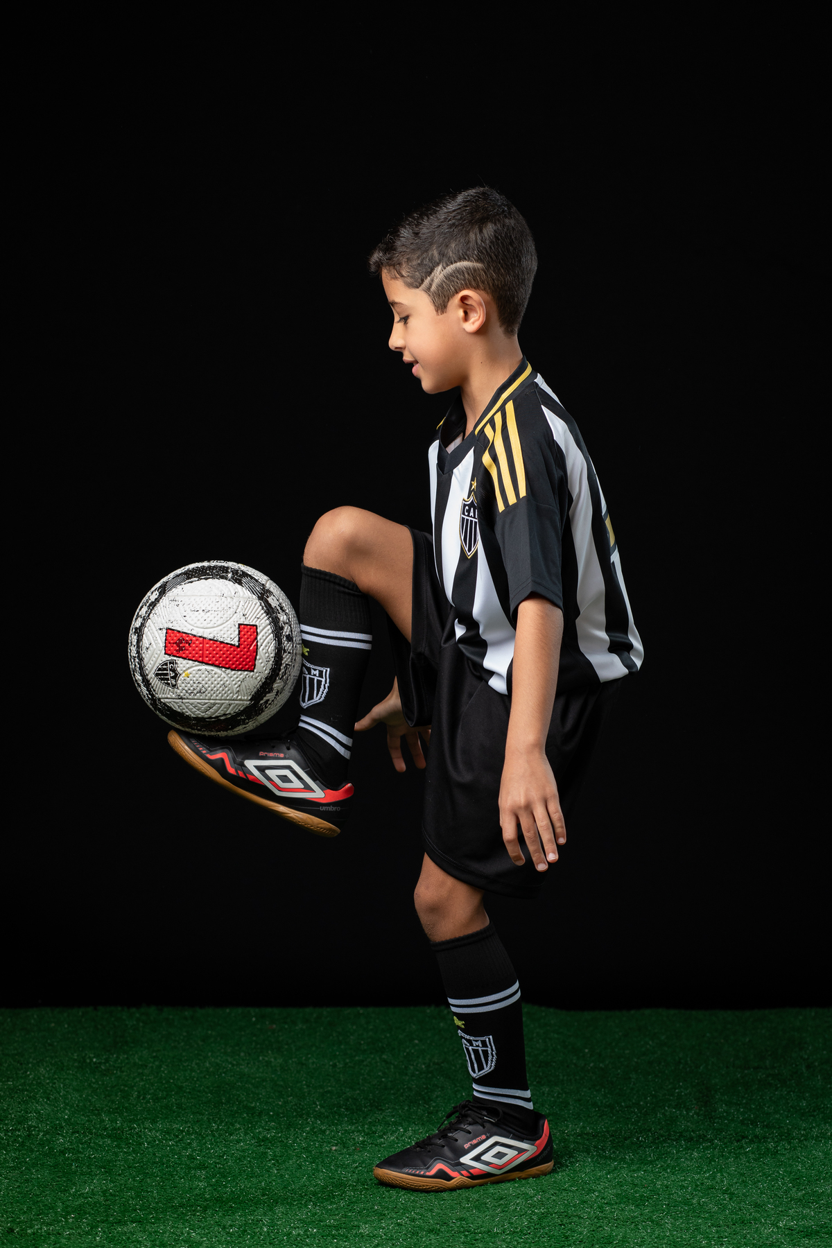 jogador-mirim-galo-galoucura-mirim-bola-oficial-do-galo-jogador-do-galo-Hulck-torcida-mirim-do-clube-atletico-mineiro-ensaio-fotografico-jogador-de-futebol-em-estudio-camisa-oficial-do-galo-torcida-da-massa-a-massa-mirim-fotografa-do-galo-isabela-lobato