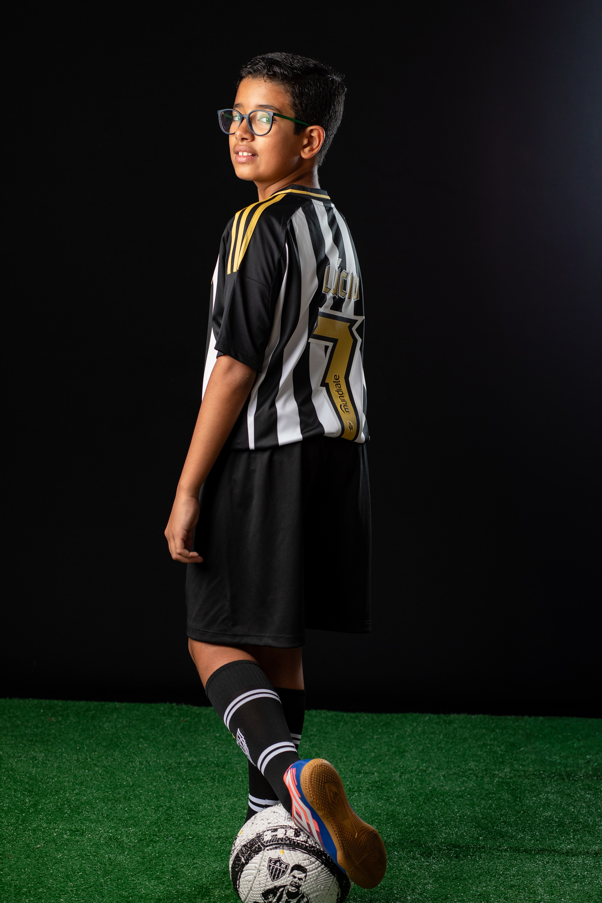 jogador-mirim-galo-galoucura-mirim-bola-oficial-do-galo-jogador-do-galo-Hulck-torcida-mirim-do-clube-atletico-mineiro-ensaio-fotografico-jogador-de-futebol-em-estudio-camisa-oficial-do-galo-torcida-da-massa-a-massa-mirim-fotografa-do-galo-isabela-lobato