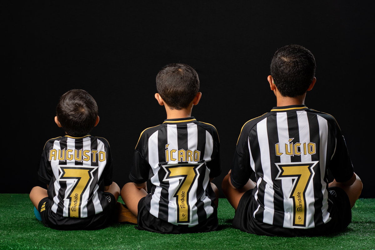 uniforme-infantil-do-galo-galoucura-bola-oficial-do-galo-jogador-do-galo-Hulck-torcida-mirim-do-clube-atletico-mineiro-ensaio-fotografico-jogador-de-futebol-em-estudio-camisa-oficial-do-galo-torcida-da-massa-a-massa-mirim-fotografa-do-galo-isabela-lobato