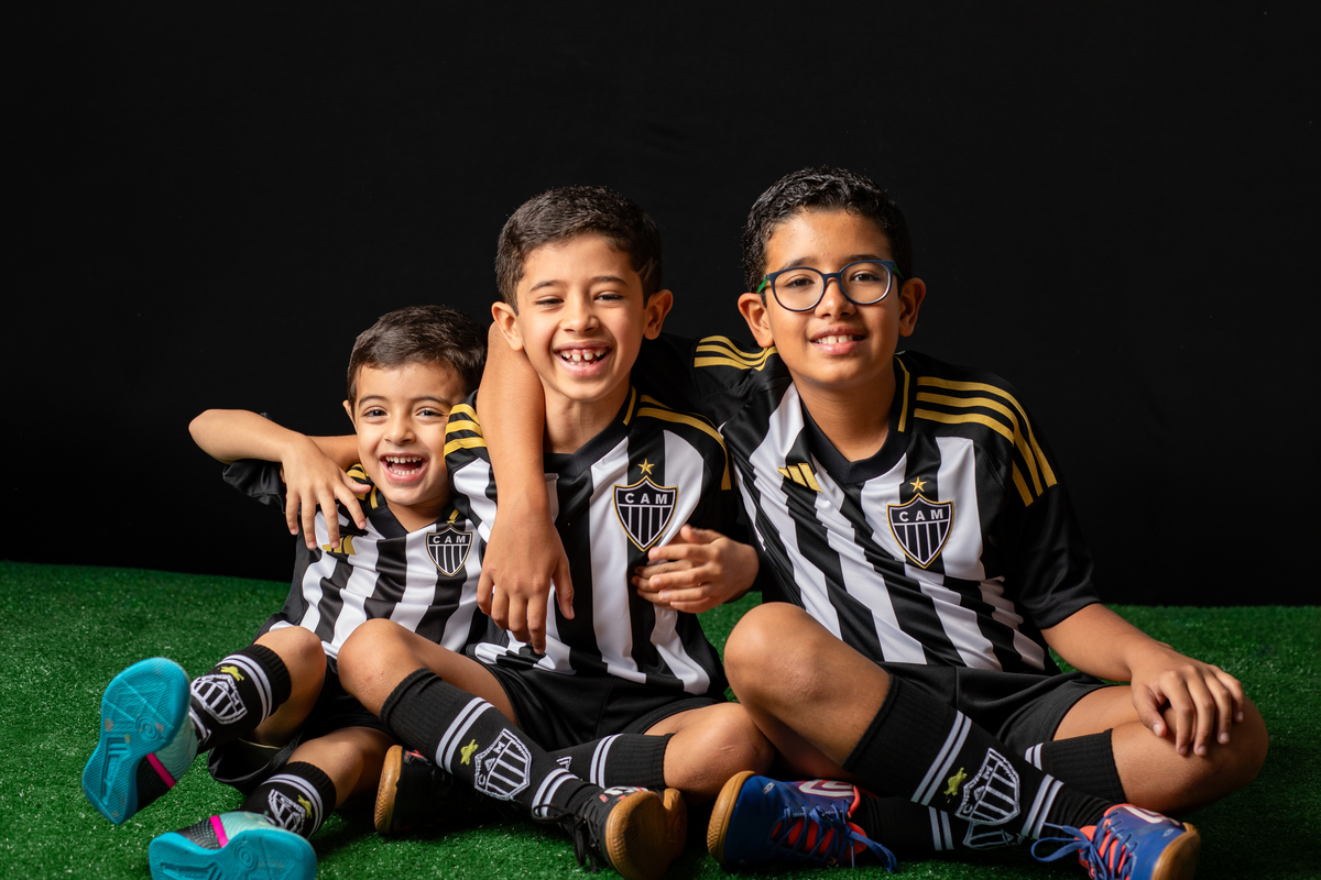 jogador-mirim-galo-galoucura-mirim-bola-oficial-do-galo-jogador-do-galo-Hulck-torcida-mirim-do-clube-atletico-mineiro-ensaio-fotografico-jogador-de-futebol-em-estudio-camisa-oficial-do-galo-torcida-da-massa-a-massa-mirim-fotografa-do-galo-isabela-lobato