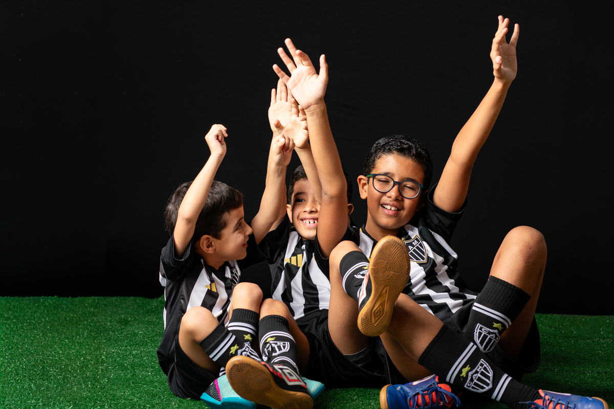 jogador-mirim-galo-galoucura-mirim-bola-oficial-do-galo-jogador-do-galo-Hulck-torcida-mirim-do-clube-atletico-mineiro-ensaio-fotografico-jogador-de-futebol-em-estudio-camisa-oficial-do-galo-torcida-da-massa-a-massa-mirim-fotografa-do-galo-isabela-lobato