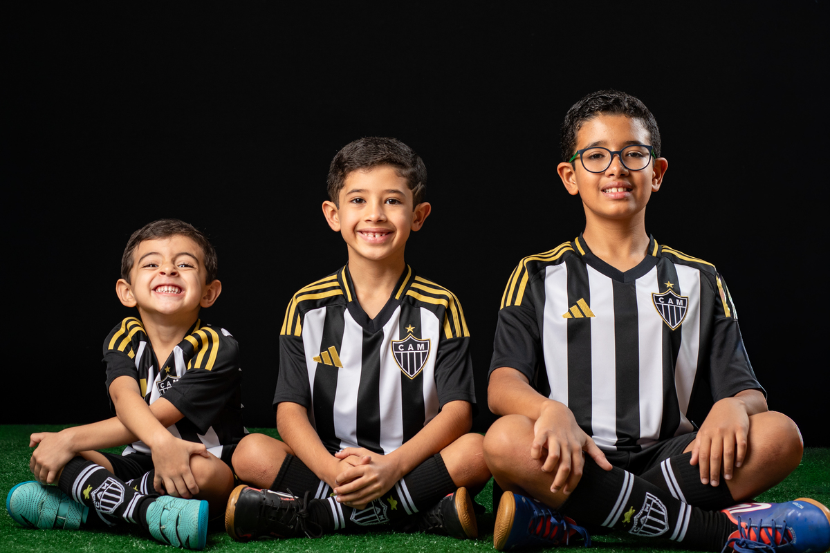 jogador-mirim-galo-galoucura-mirim-bola-oficial-do-galo-jogador-do-galo-Hulck-torcida-mirim-do-clube-atletico-mineiro-ensaio-fotografico-jogador-de-futebol-em-estudio-camisa-oficial-do-galo-torcida-da-massa-a-massa-mirim-fotografa-do-galo-isabela-lobato