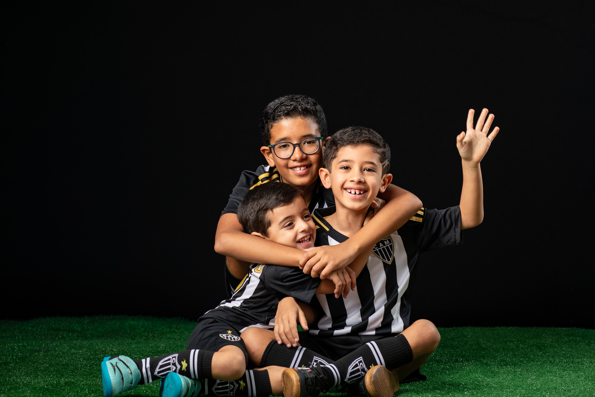 uniforme-infantil-do-galo-galoucura-bola-oficial-do-galo-jogador-do-galo-Hulck-torcida-mirim-do-clube-atletico-mineiro-ensaio-fotografico-jogador-de-futebol-em-estudio-camisa-oficial-do-galo-torcida-da-massa-a-massa-mirim-fotografa-do-galo-isabela-lobato