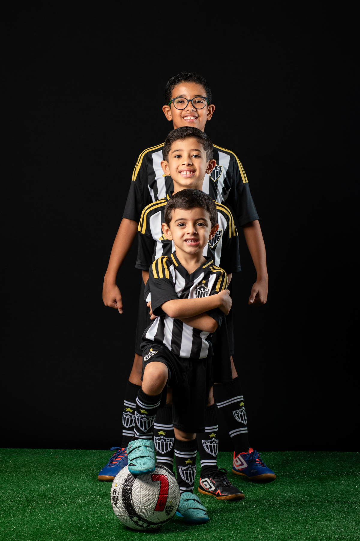 jogador-mirim-galo-galoucura-mirim-bola-oficial-do-galo-jogador-do-galo-Hulck-torcida-mirim-do-clube-atletico-mineiro-ensaio-fotografico-jogador-de-futebol-em-estudio-camisa-oficial-do-galo-torcida-da-massa-a-massa-mirim-fotografa-do-galo-isabela-lobato