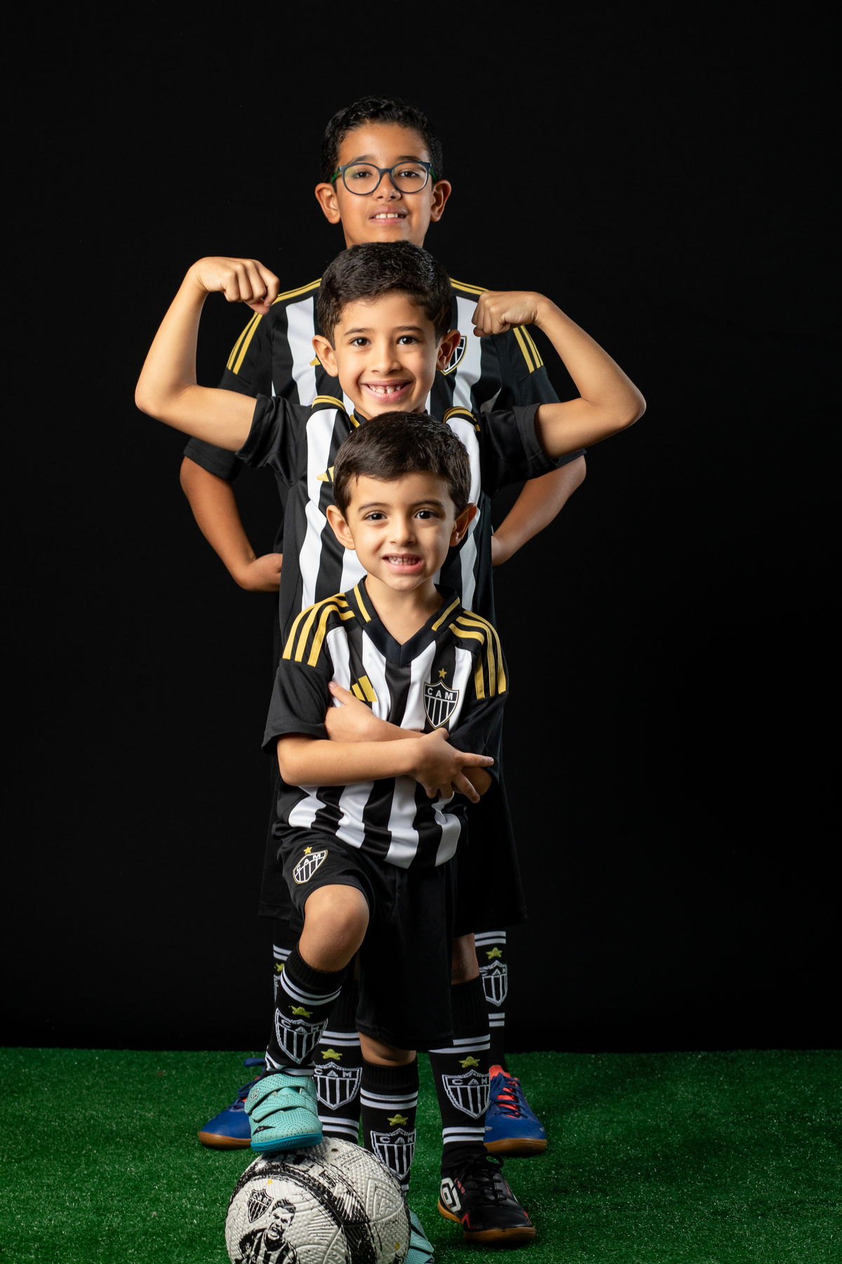 jogador-mirim-galo-galoucura-mirim-bola-oficial-do-galo-jogador-do-galo-Hulck-torcida-mirim-do-clube-atletico-mineiro-ensaio-fotografico-jogador-de-futebol-em-estudio-camisa-oficial-do-galo-torcida-da-massa-a-massa-mirim-fotografa-do-galo-isabela-lobato