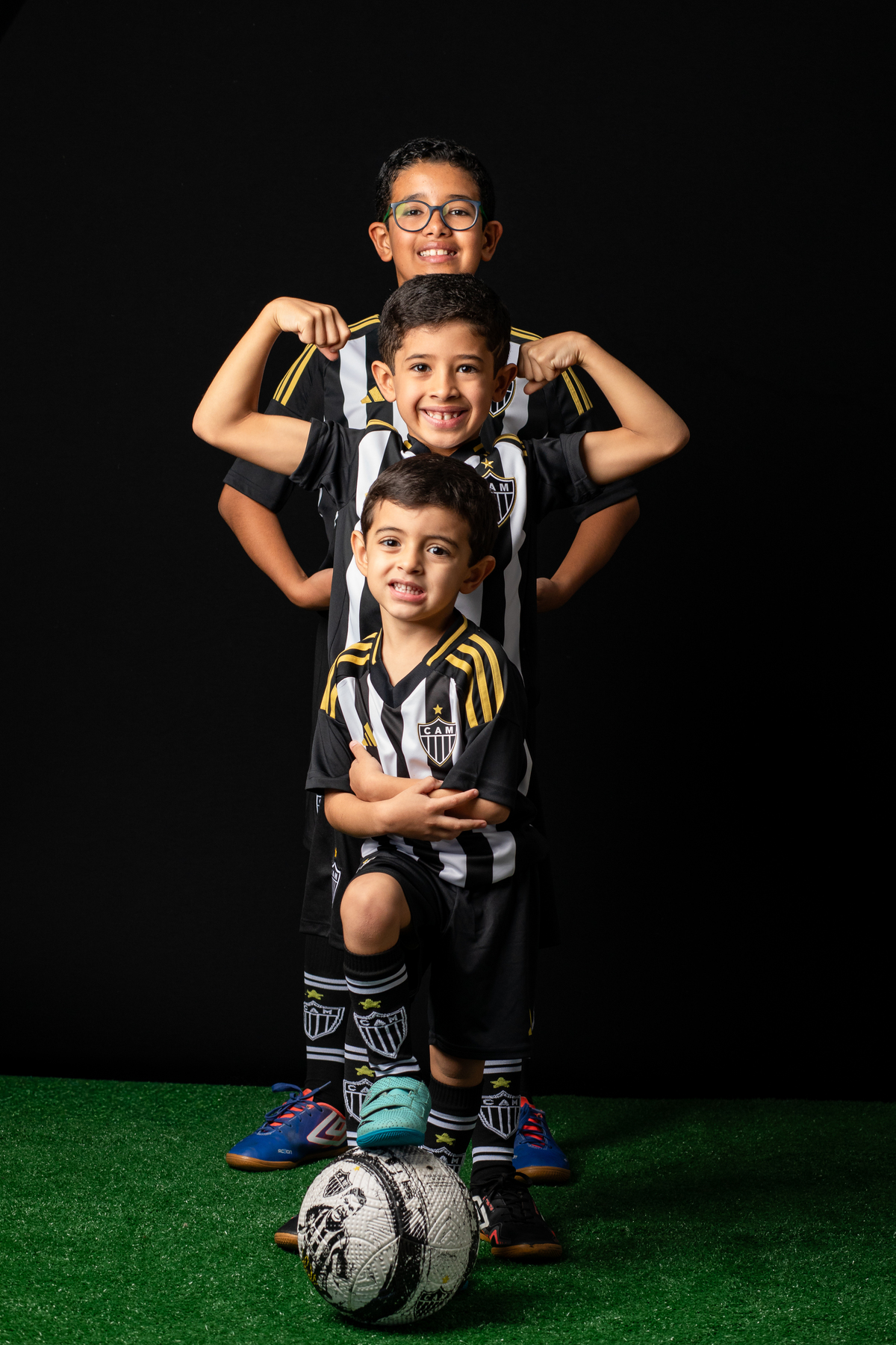 jogador-mirim-galo-galoucura-mirim-bola-oficial-do-galo-jogador-do-galo-Hulck-torcida-mirim-do-clube-atletico-mineiro-ensaio-fotografico-jogador-de-futebol-em-estudio-camisa-oficial-do-galo-torcida-da-massa-a-massa-mirim-fotografa-do-galo-isabela-lobato