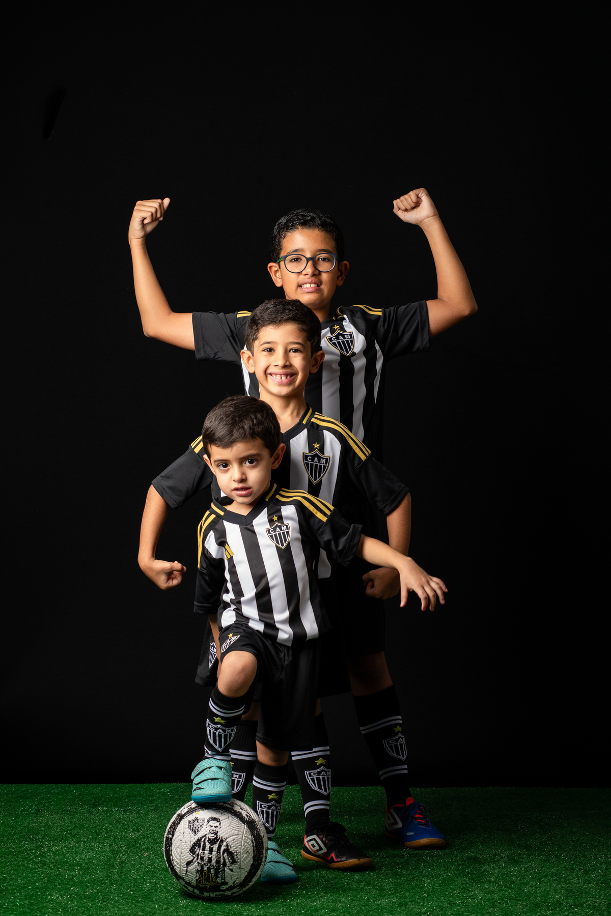 uniforme-infantil-do-galo-galoucura-bola-oficial-do-galo-jogador-do-galo-Hulck-torcida-mirim-do-clube-atletico-mineiro-ensaio-fotografico-jogador-de-futebol-em-estudio-camisa-oficial-do-galo-torcida-da-massa-a-massa-mirim-fotografa-do-galo-isabela-lobato
