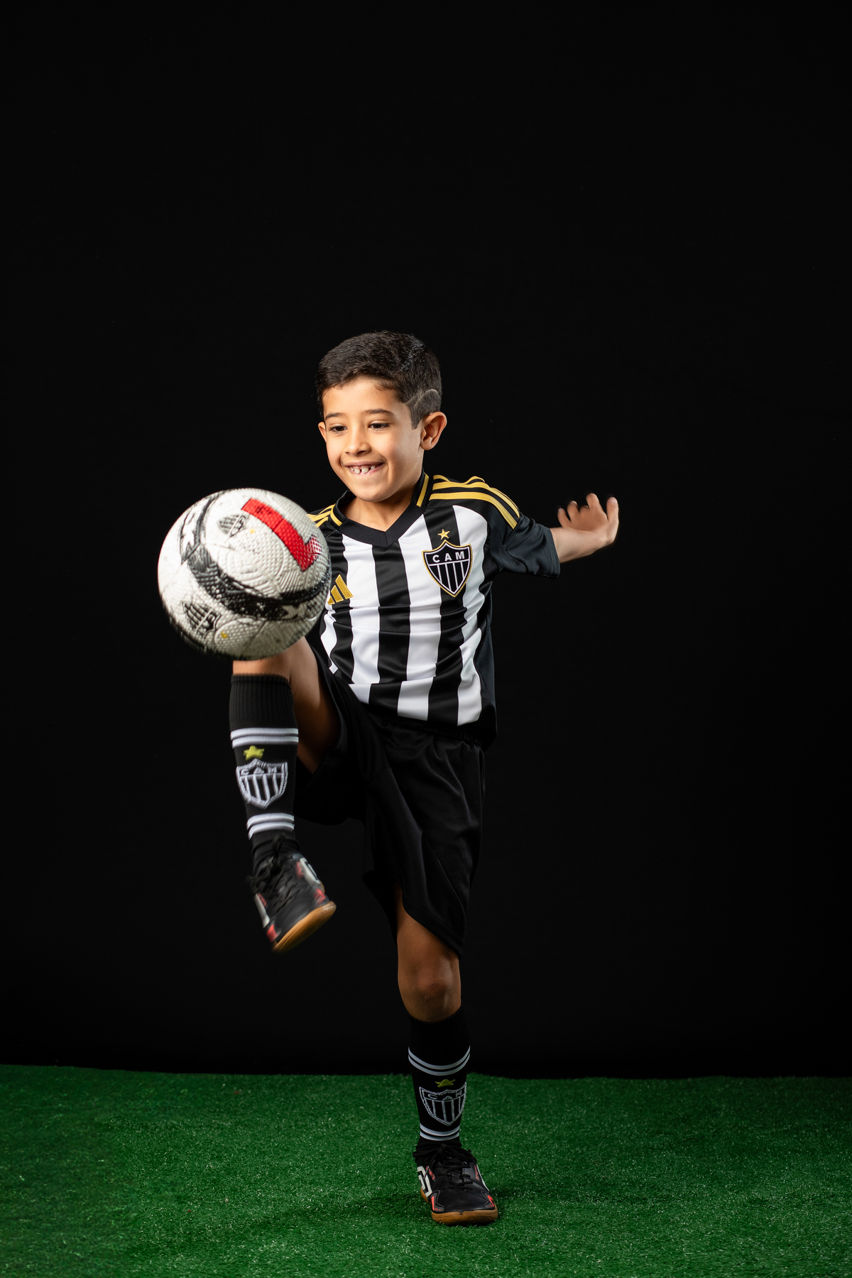 jogador-mirim-galo-galoucura-mirim-bola-oficial-do-galo-jogador-do-galo-Hulck-torcida-mirim-do-clube-atletico-mineiro-ensaio-fotografico-jogador-de-futebol-em-estudio-camisa-oficial-do-galo-torcida-da-massa-a-massa-mirim-fotografa-do-galo-isabela-lobato