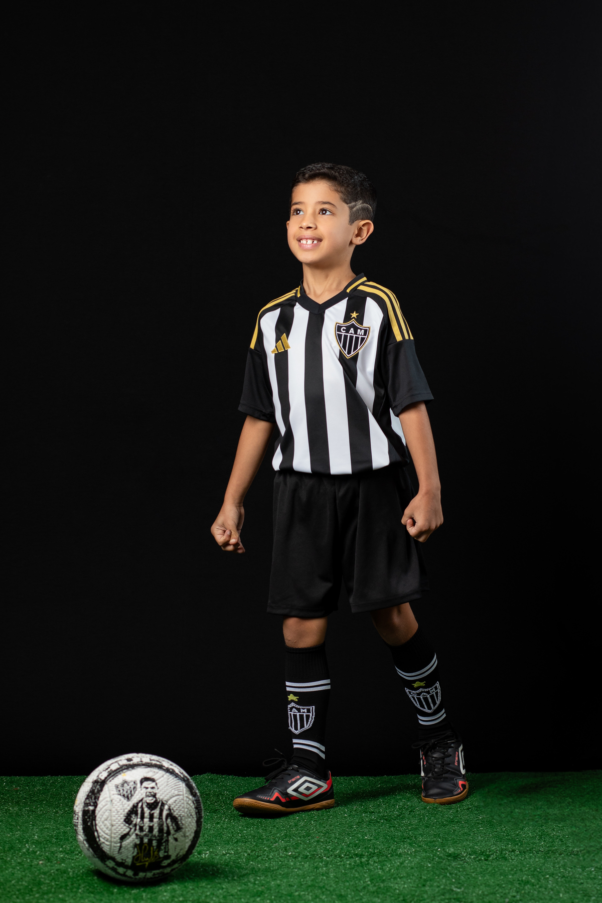jogador-mirim-galo-galoucura-mirim-bola-oficial-do-galo-jogador-do-galo-Hulck-torcida-mirim-do-clube-atletico-mineiro-ensaio-fotografico-jogador-de-futebol-em-estudio-camisa-oficial-do-galo-torcida-da-massa-a-massa-mirim-fotografa-do-galo-isabela-lobato