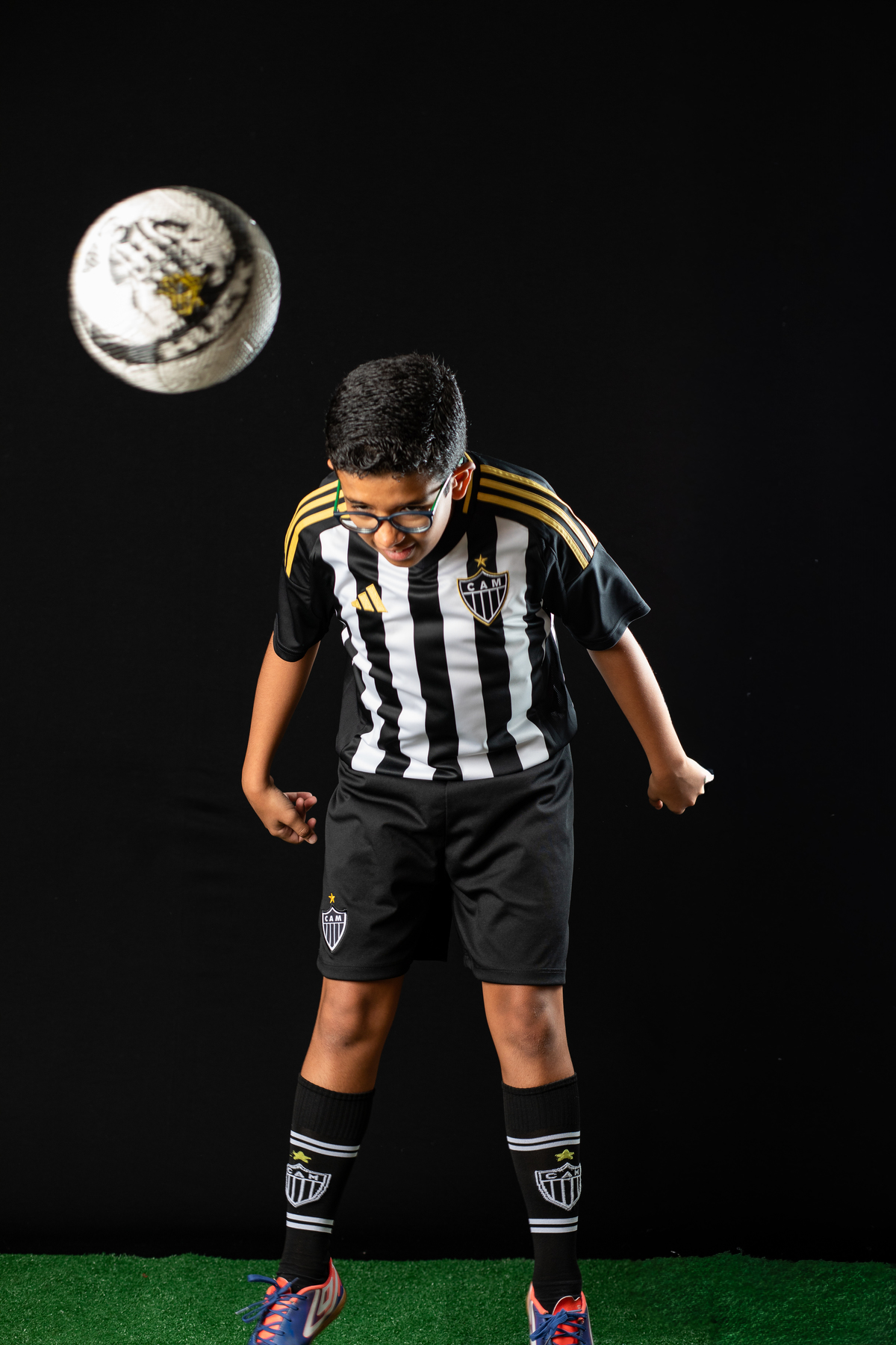 jogador-mirim-galo-galoucura-mirim-bola-oficial-do-galo-jogador-do-galo-Hulck-torcida-mirim-do-clube-atletico-mineiro-ensaio-fotografico-jogador-de-futebol-em-estudio-camisa-oficial-do-galo-torcida-da-massa-a-massa-mirim-fotografa-do-galo-isabela-lobato