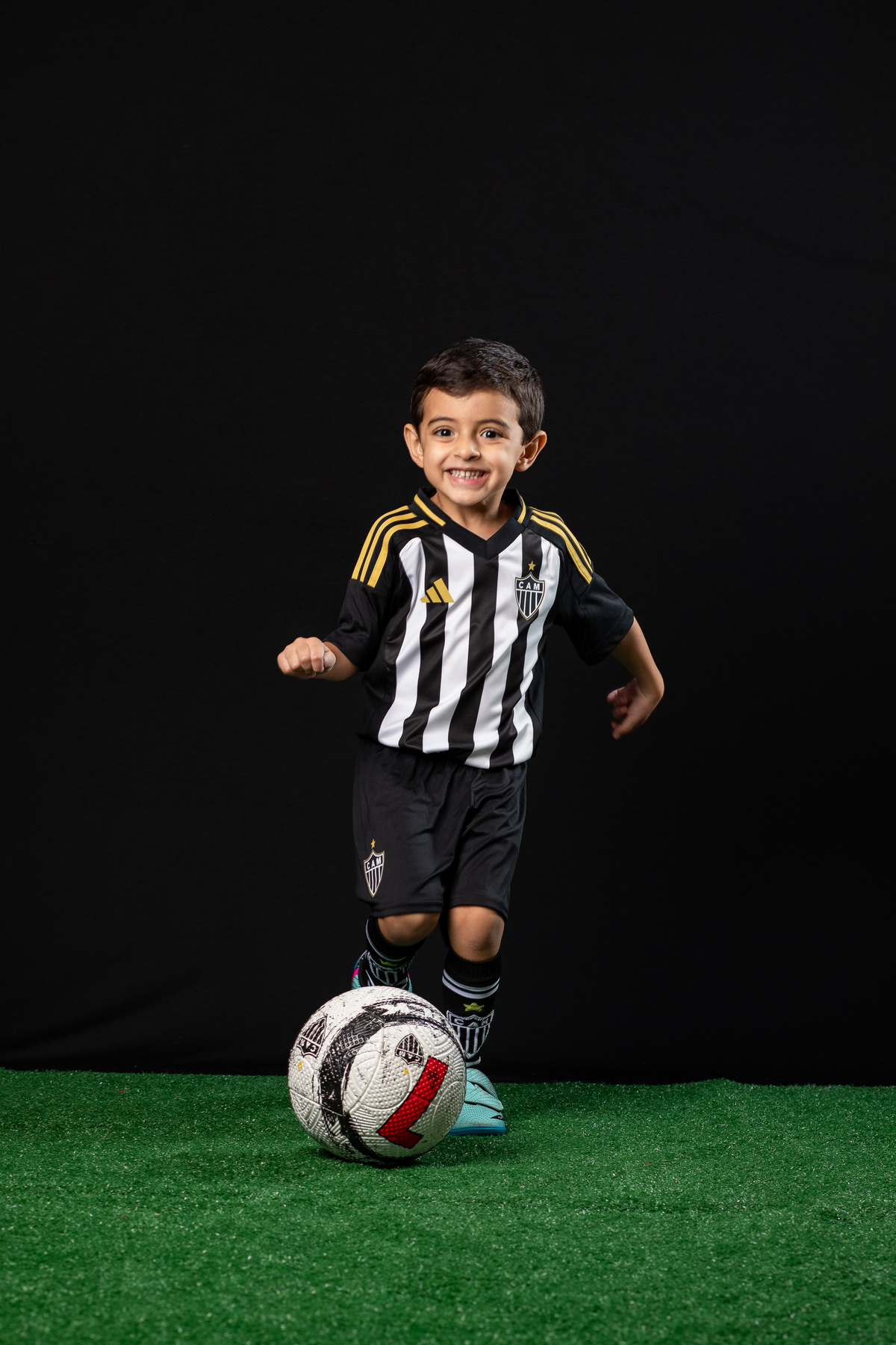 jogador-mirim-galo-galoucura-mirim-bola-oficial-do-galo-jogador-do-galo-Hulck-torcida-mirim-do-clube-atletico-mineiro-ensaio-fotografico-jogador-de-futebol-em-estudio-camisa-oficial-do-galo-torcida-da-massa-a-massa-mirim-fotografa-do-galo-isabela-lobato