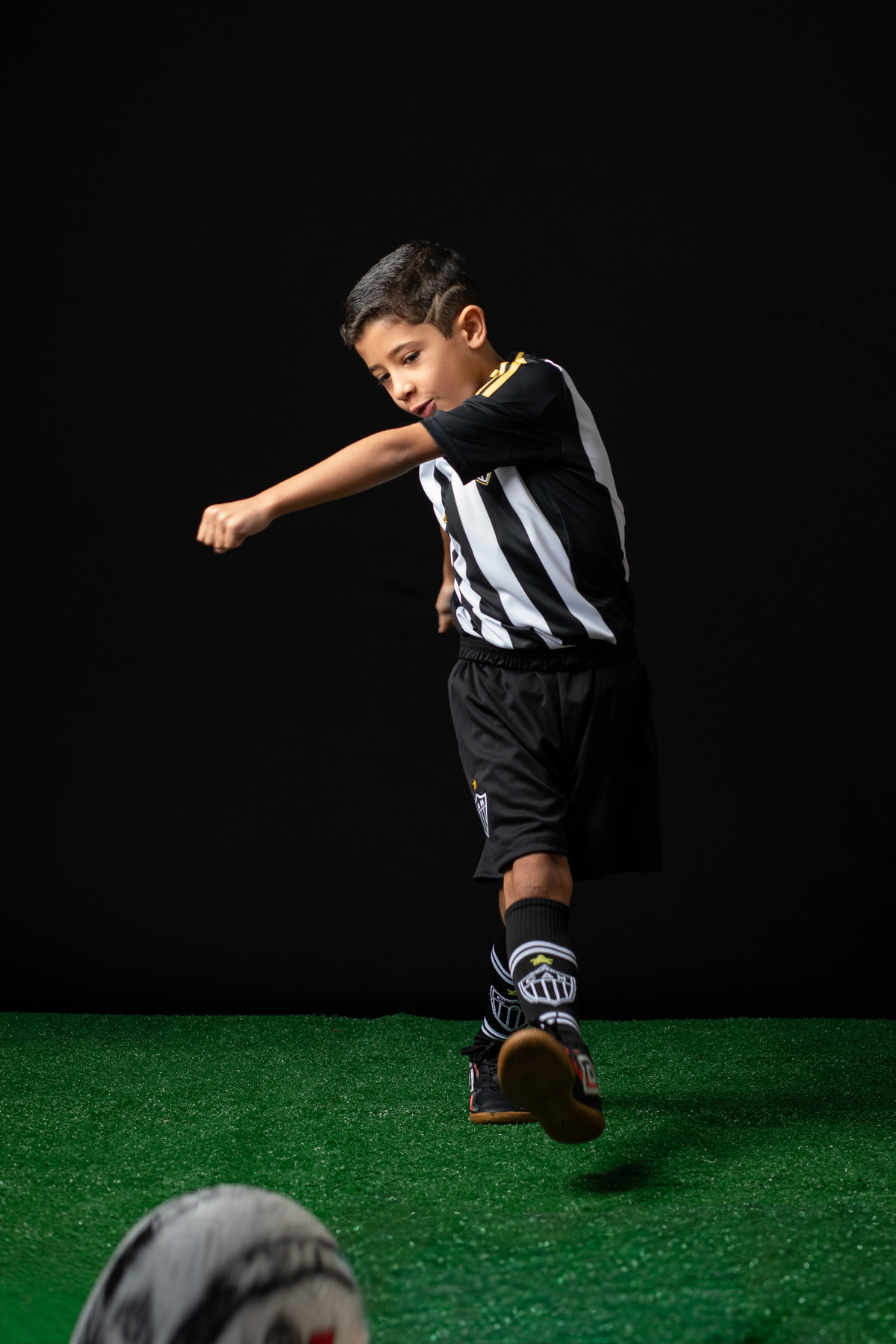 jogador-mirim-galo-galoucura-mirim-bola-oficial-do-galo-jogador-do-galo-Hulck-torcida-mirim-do-clube-atletico-mineiro-ensaio-fotografico-jogador-de-futebol-em-estudio-camisa-oficial-do-galo-torcida-da-massa-a-massa-mirim-fotografa-do-galo-isabela-lobato