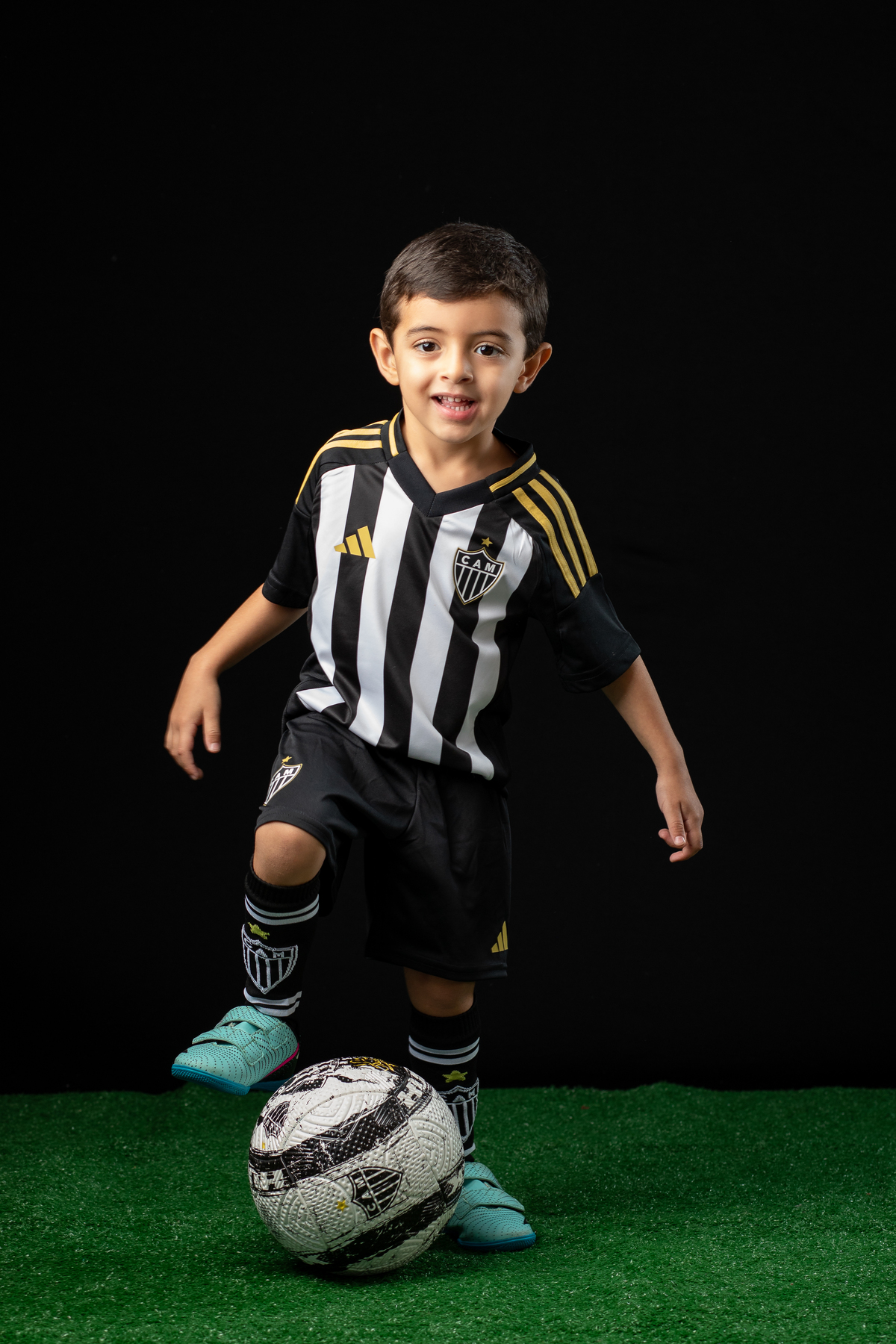 jogador-mirim-galo-galoucura-mirim-bola-oficial-do-galo-jogador-do-galo-Hulck-torcida-mirim-do-clube-atletico-mineiro-ensaio-fotografico-jogador-de-futebol-em-estudio-camisa-oficial-do-galo-torcida-da-massa-a-massa-mirim-fotografa-do-galo-isabela-lobato